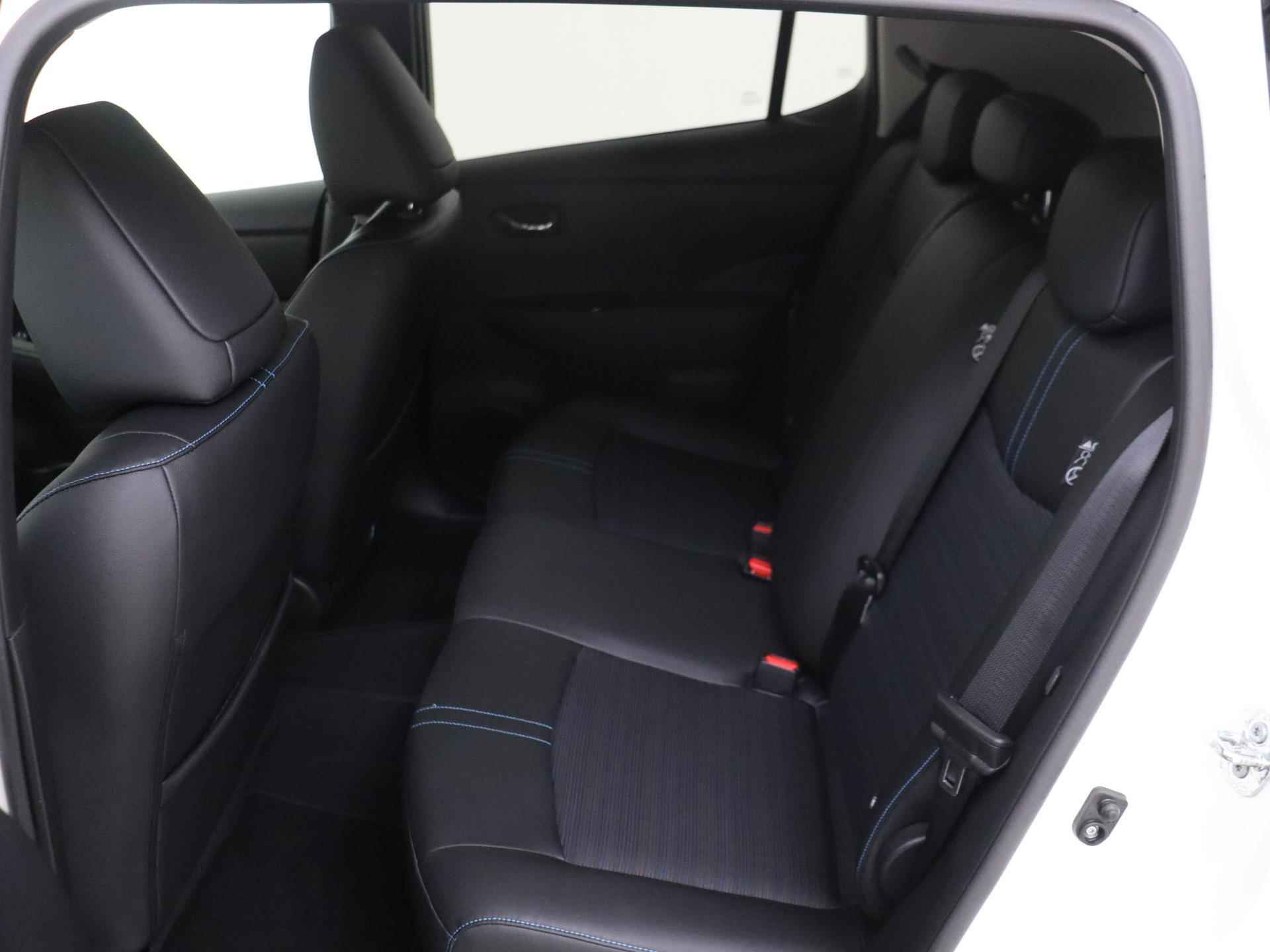 Nissan LEAF Tekna 40 kWh | Navigatie | Apple carplay | Stuurverwarming | Camera's rondom - 5/29