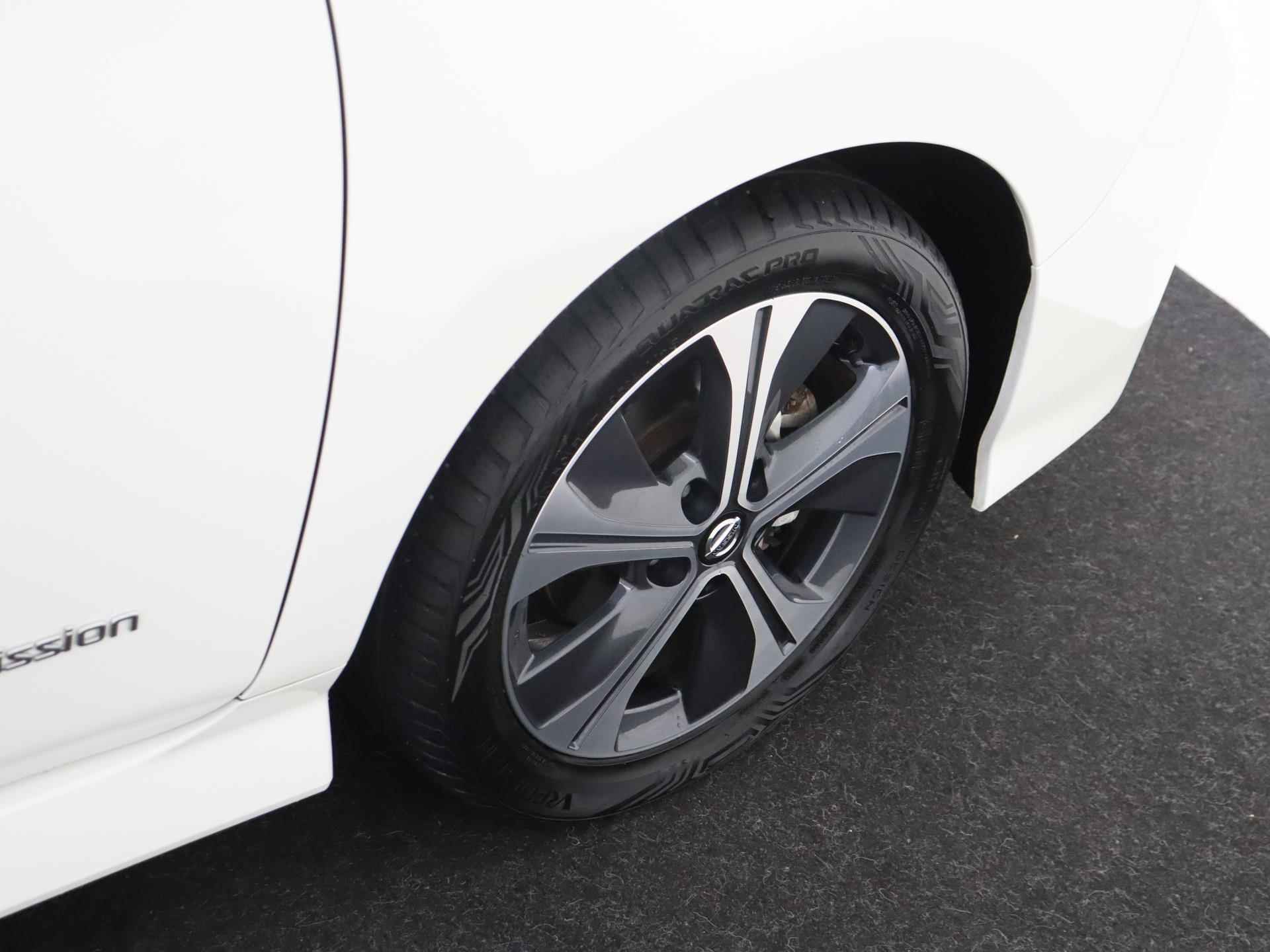 Nissan LEAF Tekna 40 kWh | Navigatie | Apple carplay | Stuurverwarming | Camera's rondom - 10/29