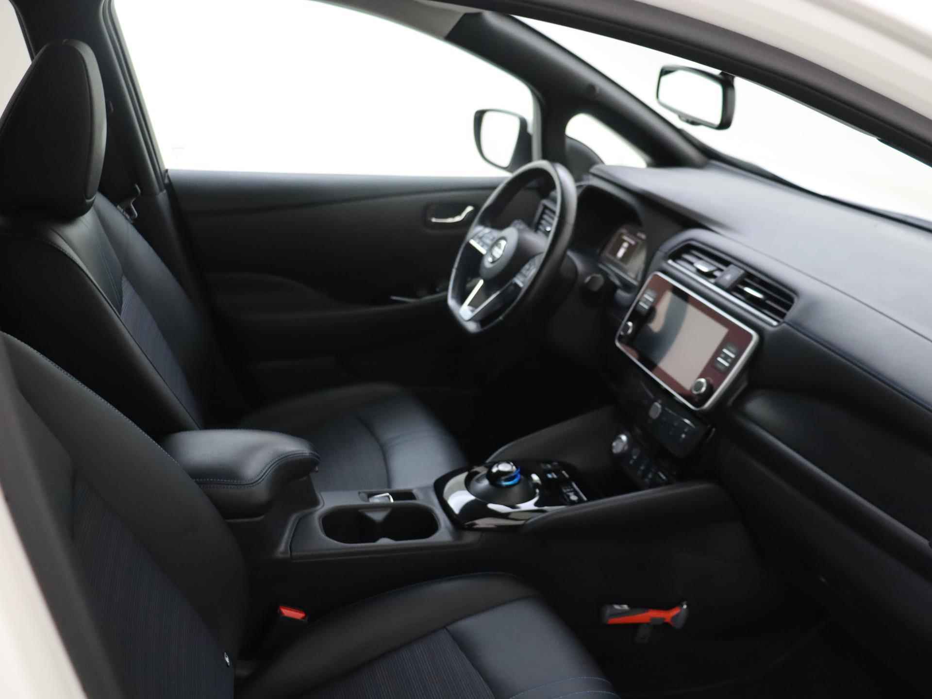 Nissan LEAF Tekna 40 kWh | Navigatie | Apple carplay | Stuurverwarming | Camera's rondom - 18/29