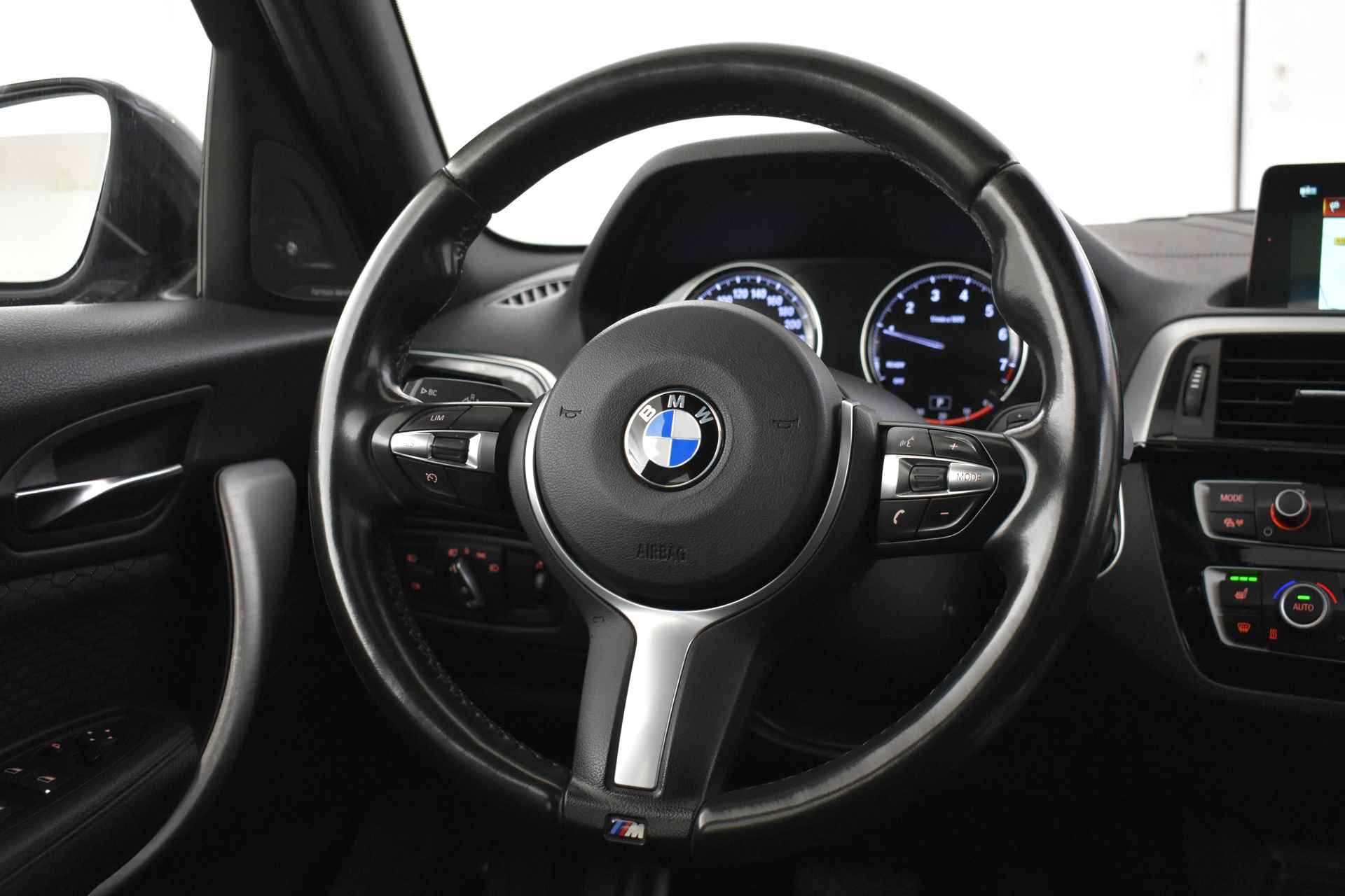 BMW 1-serie 118i Executive M Sport Automaat / Schuif-kanteldak / Sportstoelen / Stoelverwarming / Achteruitrijcamera / Cruise Control / Harman Kardon / Navigatie Professional - 21/51