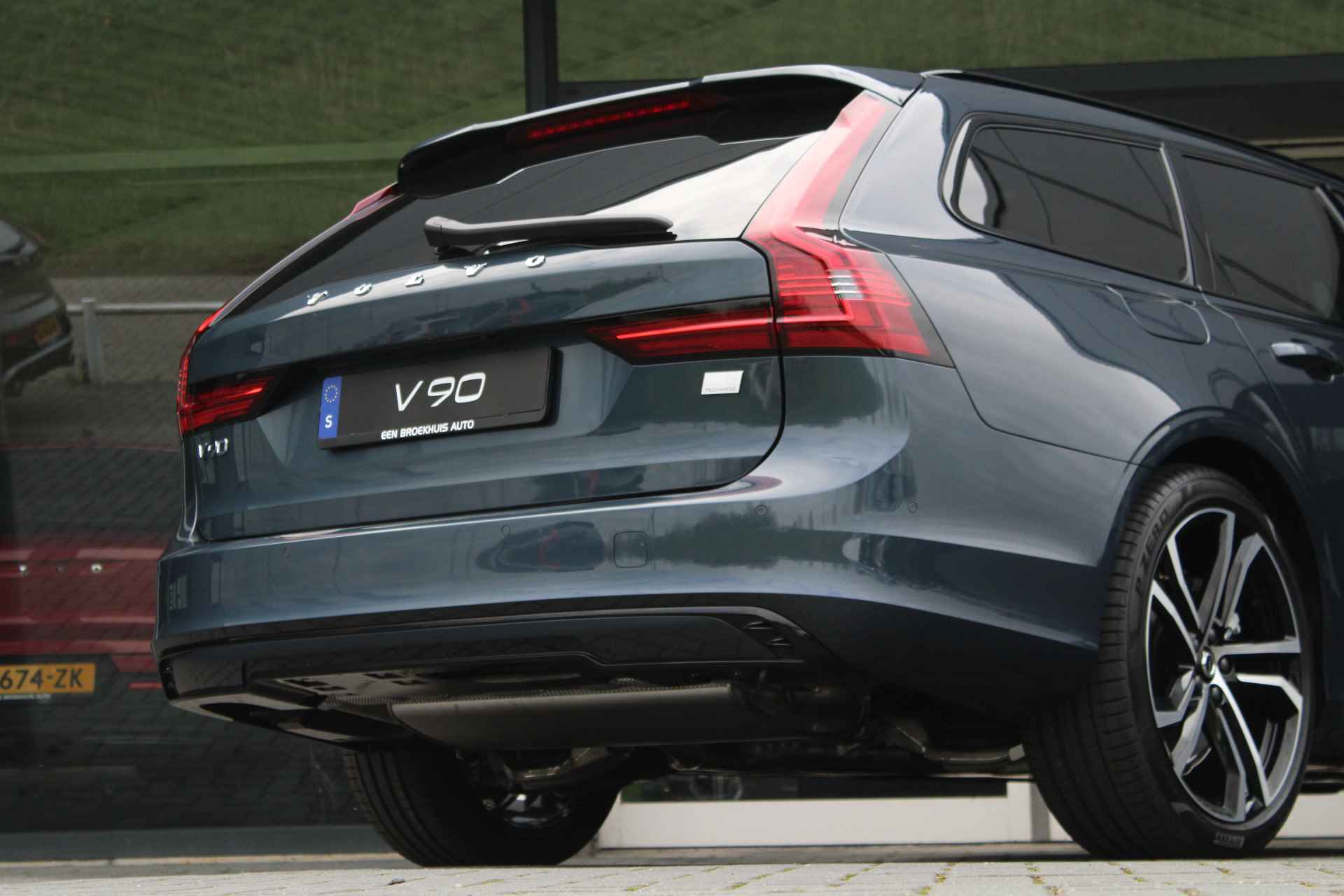 Volvo V90 T6 Recharge AWD Ultimate Dark | Luchtvering | Massage | Bowers & Wilkins | Gelamineerd glas | HUD | Panoramadak | Adaptive Cruis - 15/36