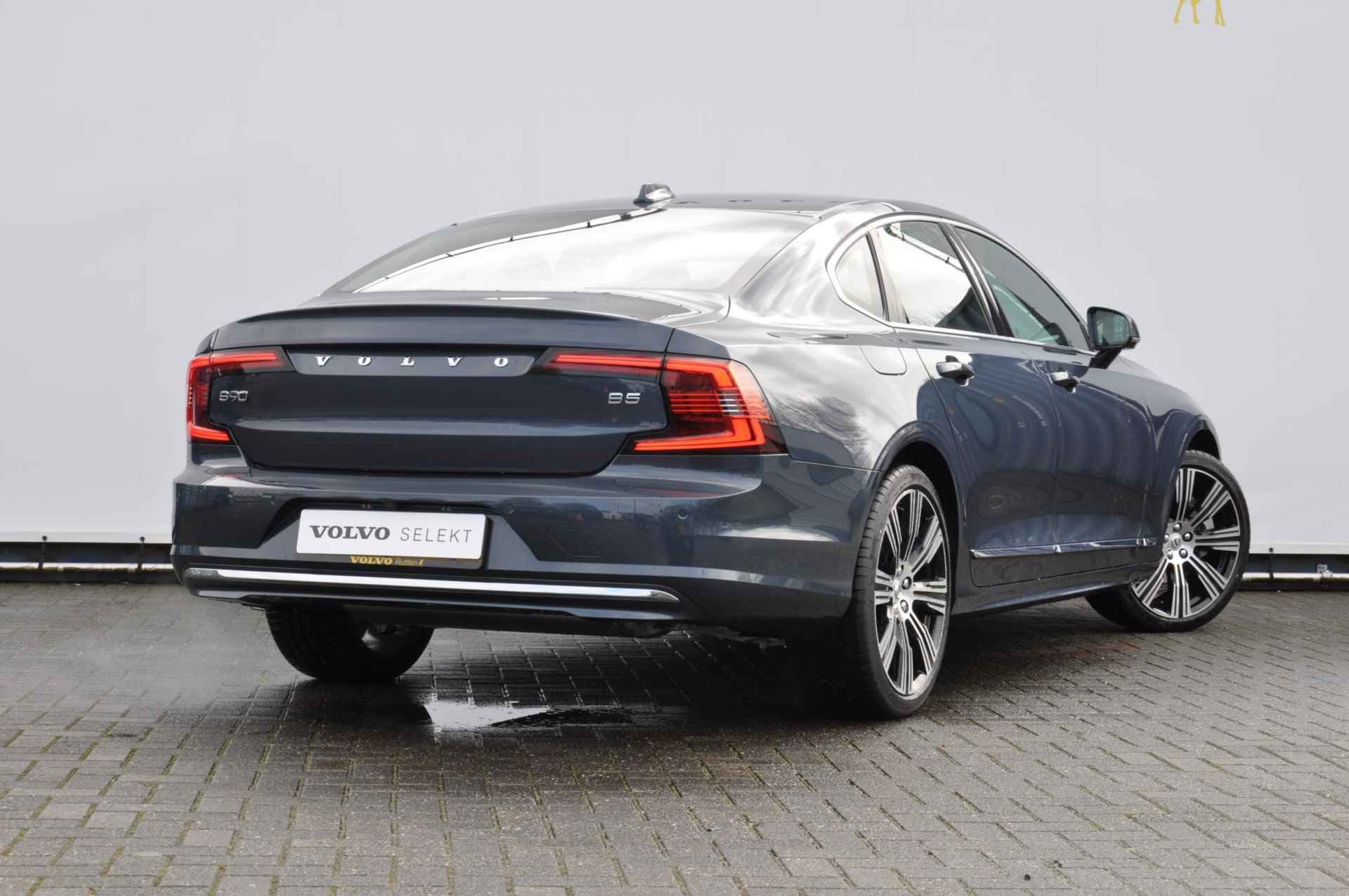 Volvo S90 B5 250PK Automaat Ultimate Bright / Adaptive cruise control/ Parkeersensoren met camera/ Harman Kardon audio, Panoramadak/ Head up display/ BLIS/ Apple carplay/ Leder dashboard - 2/28