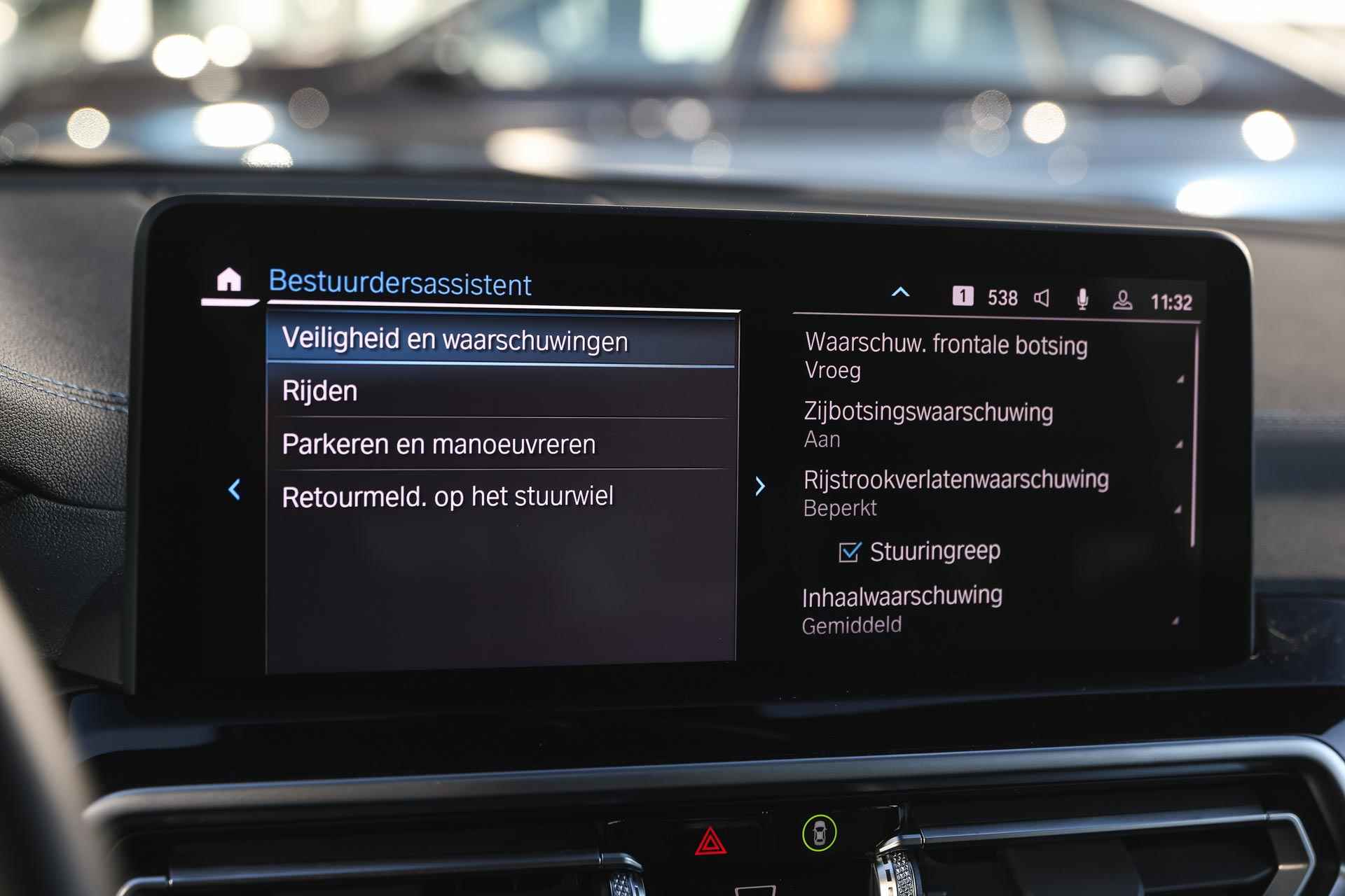 BMW iX3 High Executive / Trekhaak / Sportstoelen / Adaptief M Onderstel / Parking Assistant Plus / Gesture Control / Comfort Access - 28/41