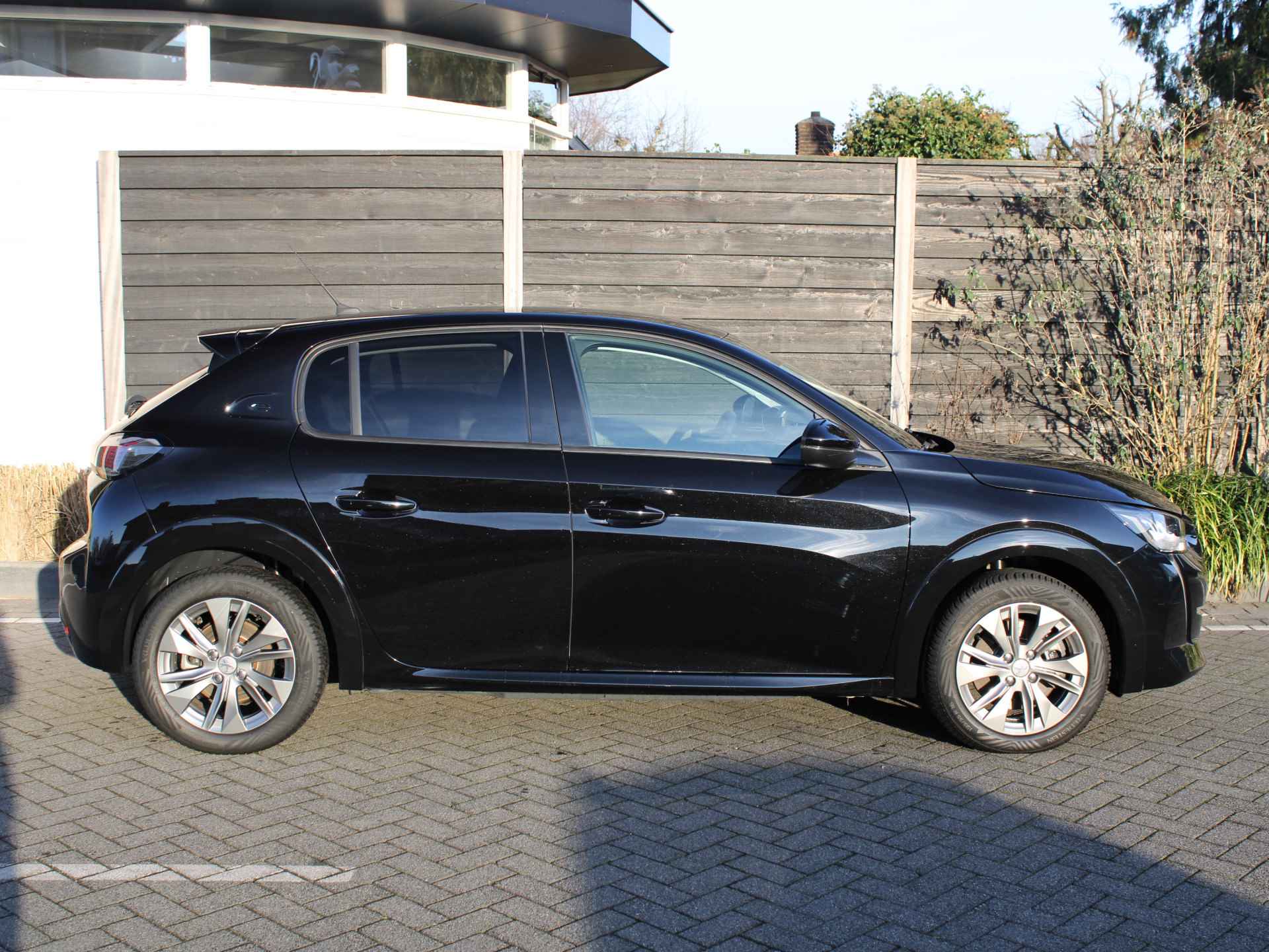 Peugeot e-208 EV Allure Pack 50 kWh Navigatie, Achteruitrijcamera, Keyless Entry & Start, Parkeersensoren Achter - 8/36