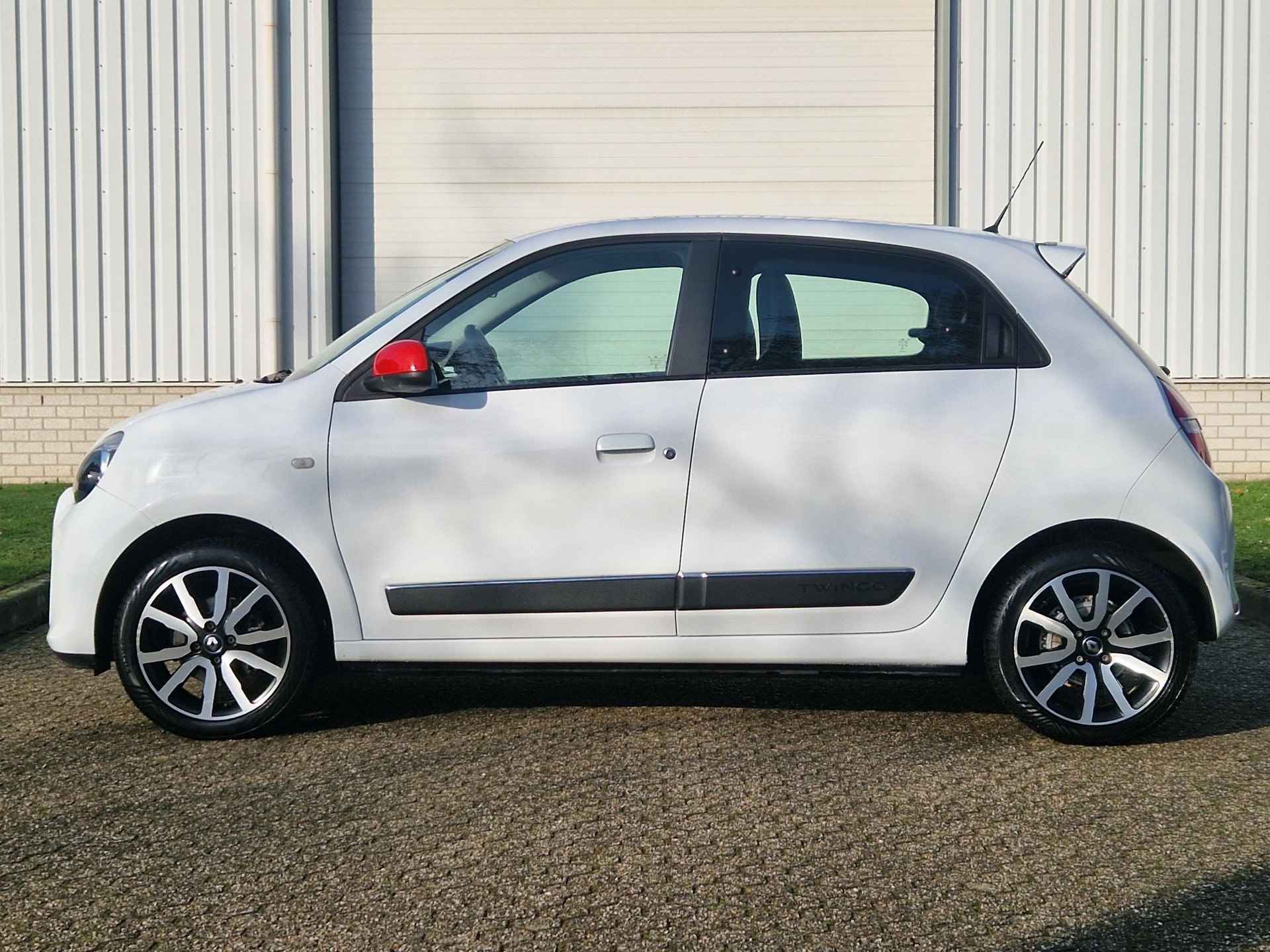 Renault Twingo 1.0 SCe Intens Automaat / Volledig Onderhouden / All Season Banden / Apple Carplay / Android Auto / Navigatie / Achterruitrijcamera / - 9/34