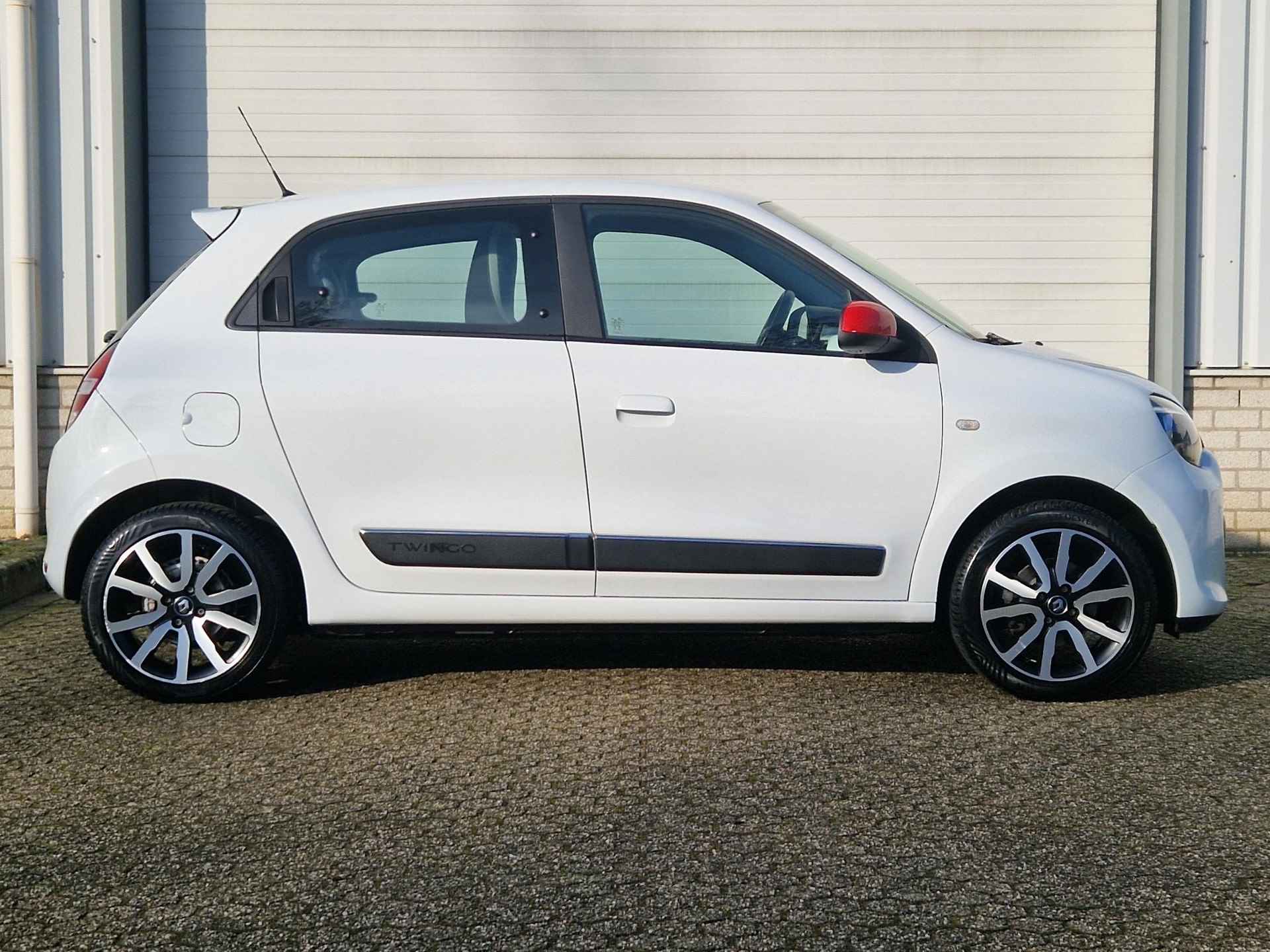 Renault Twingo 1.0 SCe Intens Automaat / Volledig Onderhouden / All Season Banden / Apple Carplay / Android Auto / Navigatie / Achterruitrijcamera / - 19/34