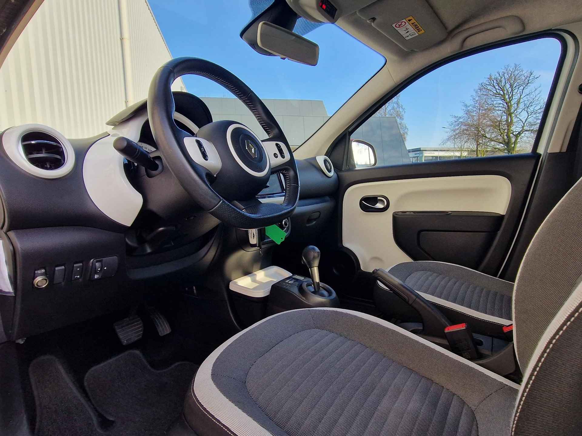 Renault Twingo 1.0 SCe Intens Automaat / Volledig Onderhouden / All Season Banden / Apple Carplay / Android Auto / Navigatie / Achterruitrijcamera / - 26/34