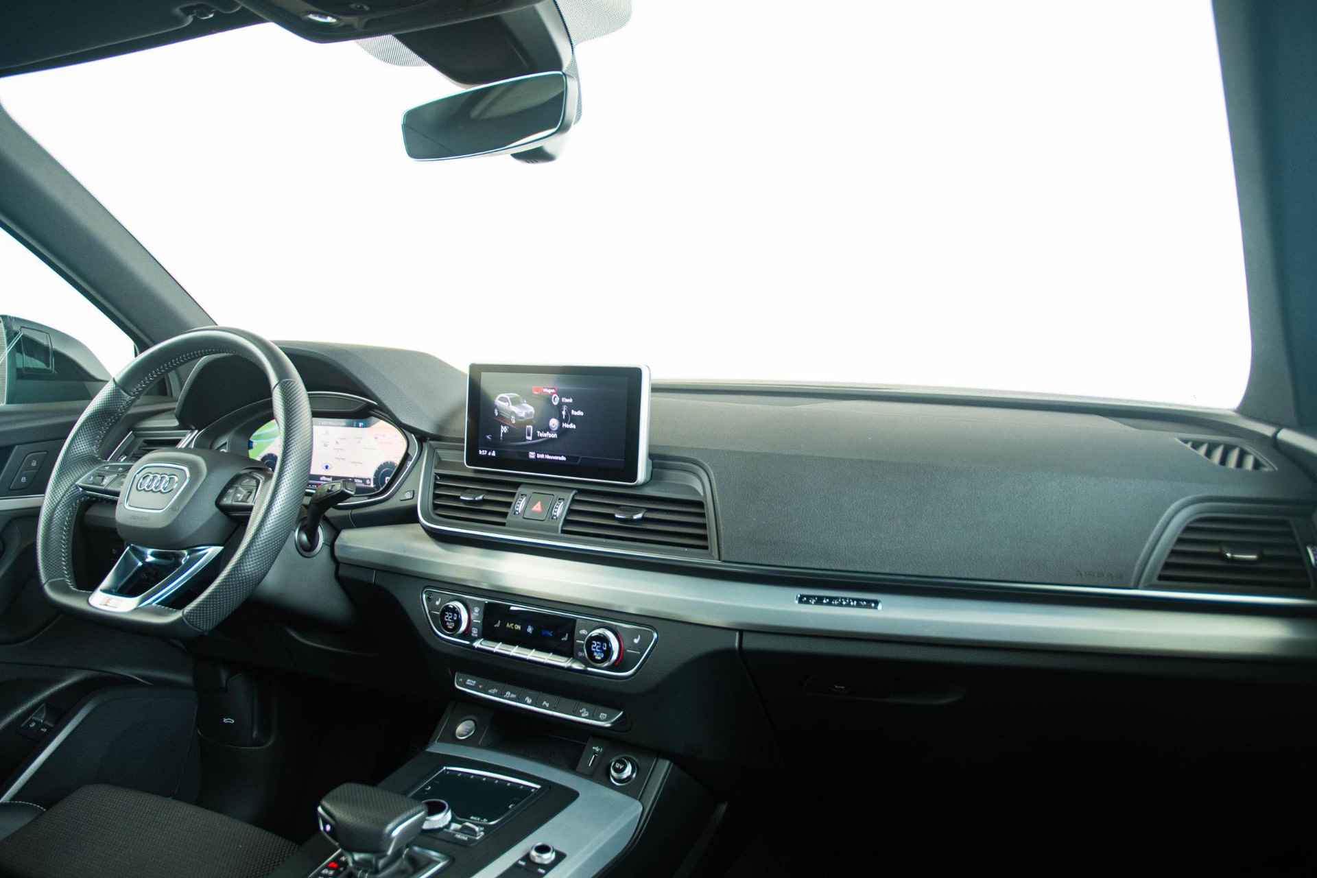 Audi Q5 50 TFSI e quattro S edition Panoramadak - Comfortsleutel - Matrix LED Koplampen - Assistentiepakket City en Parking - Cruise Control - 42/52