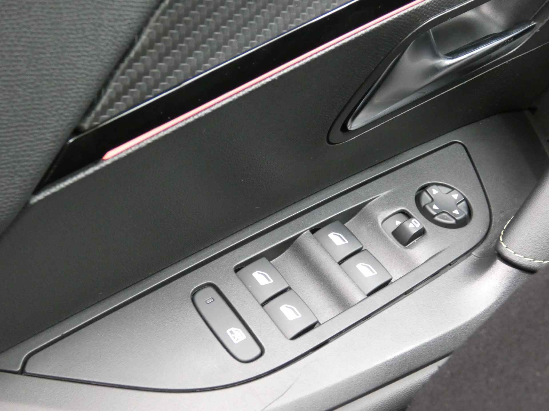 Peugeot 2008 1.2 PureTech GT Pack 155 pk Automaat | Panorama dak | Camera | Navigatie - 31/59