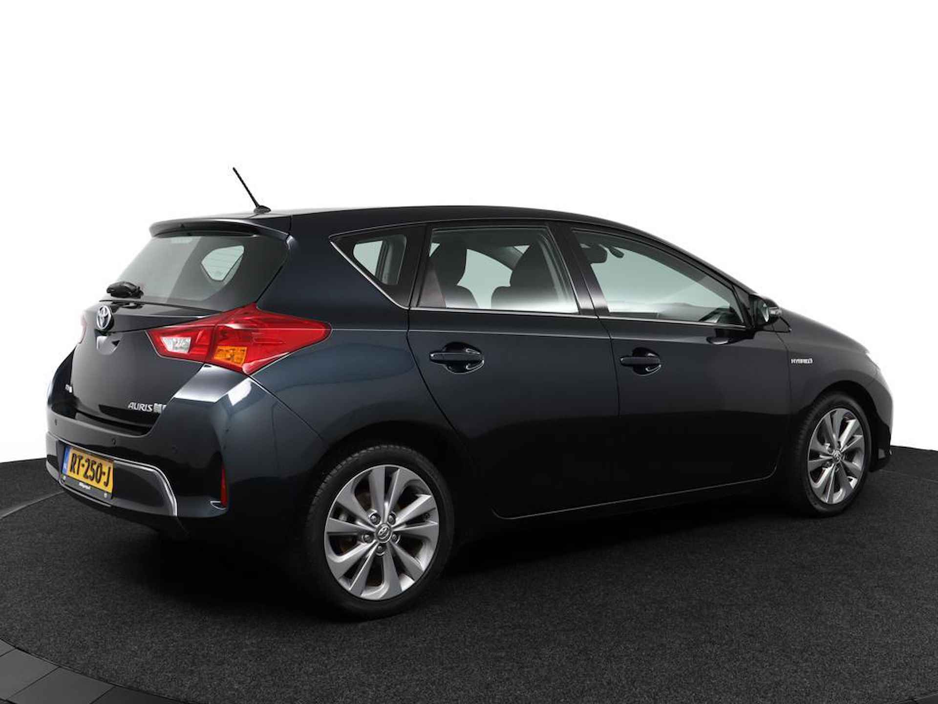 Toyota Auris 1.8 Hybrid Dynamic | All Season Banden | Parkeersensoren | Smart entry | Cruise control | - 2/53