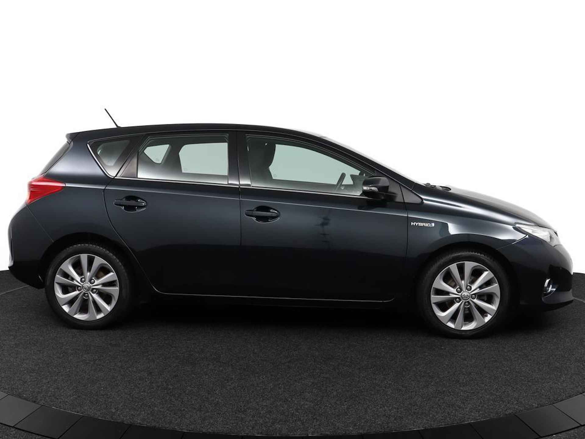 Toyota Auris 1.8 Hybrid Dynamic | All Season Banden | Parkeersensoren | Smart entry | Cruise control | - 13/53