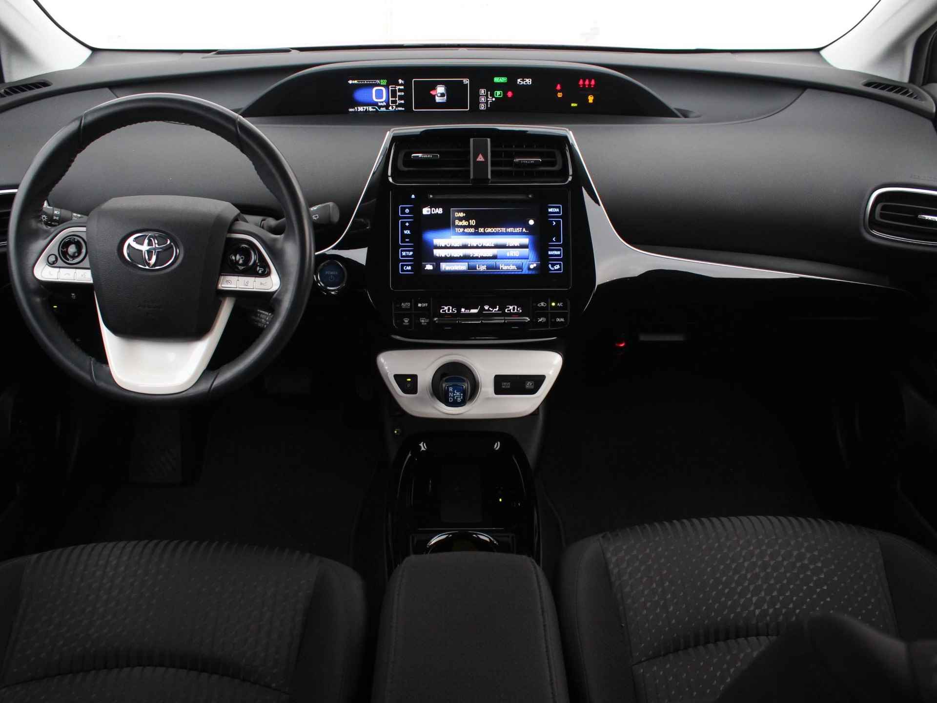 Toyota Prius 1.8 Dynamic Hybrid / Achteruitrijcamera / Navigatie + Apple Carplay/Android Auto / Climate Control / Cruise Control Adaptief / Stoelverwarming Voor / - 2/44