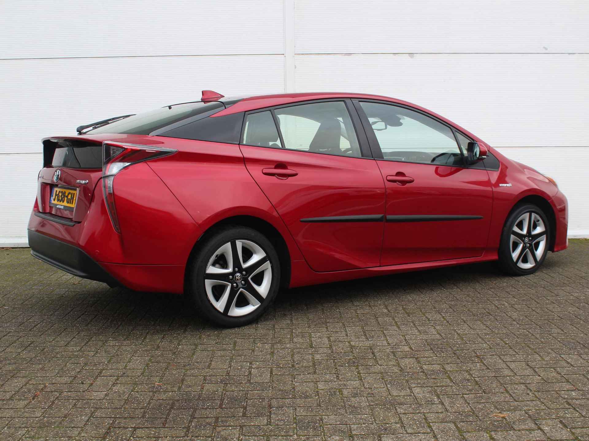 Toyota Prius 1.8 Dynamic Hybrid / Achteruitrijcamera / Navigatie + Apple Carplay/Android Auto / Climate Control / Cruise Control Adaptief / Stoelverwarming Voor / - 3/44