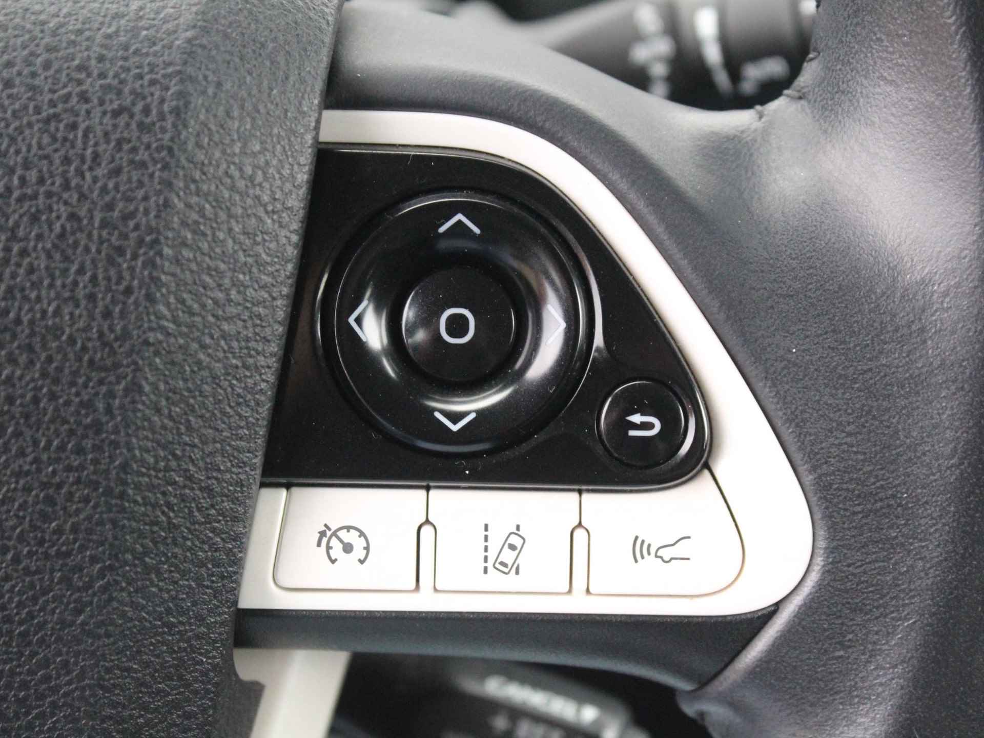 Toyota Prius 1.8 Dynamic Hybrid / Achteruitrijcamera / Navigatie + Apple Carplay/Android Auto / Climate Control / Cruise Control Adaptief / Stoelverwarming Voor / - 10/44