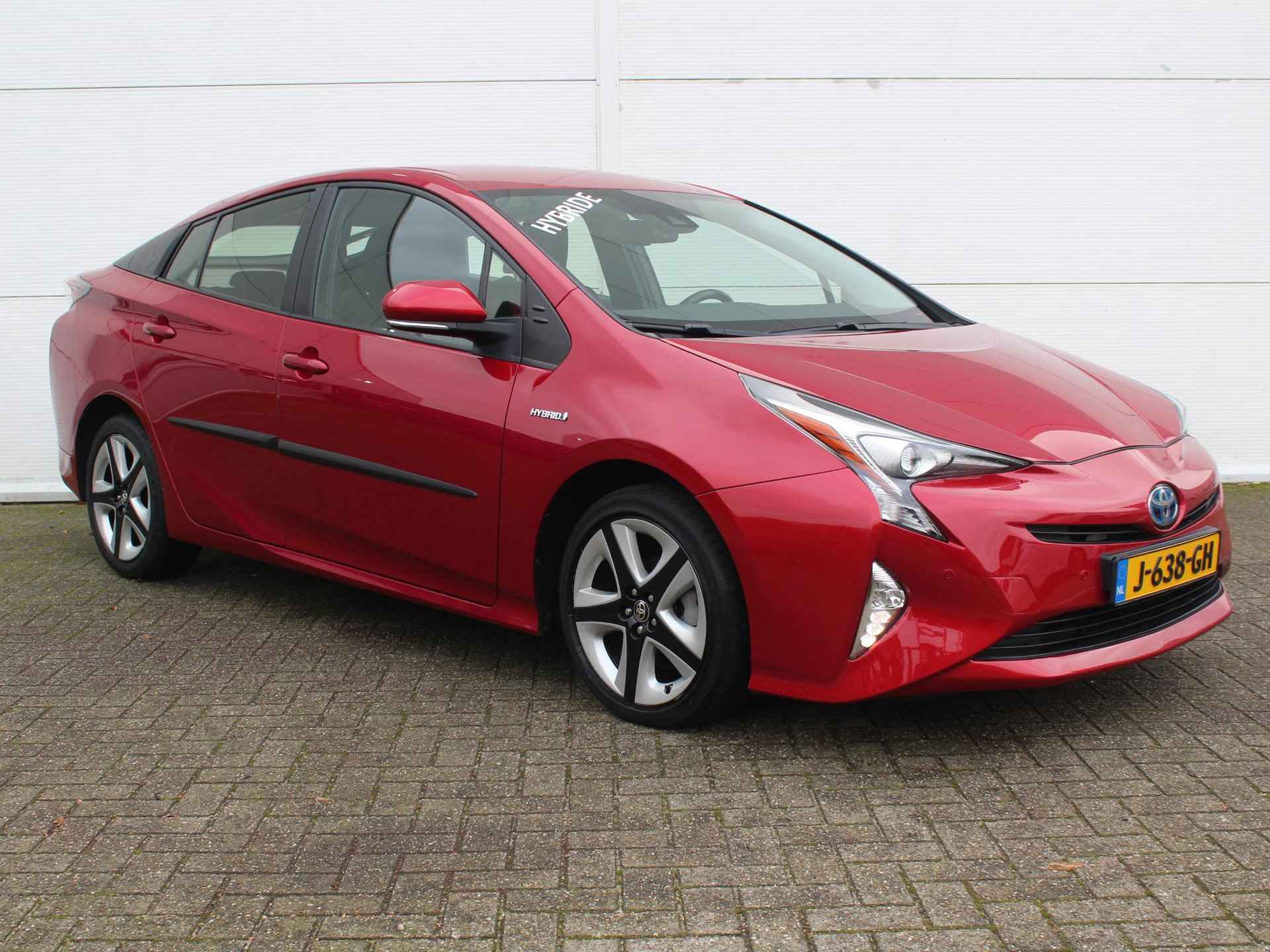 Toyota Prius 1.8 Dynamic Hybrid / Achteruitrijcamera / Navigatie + Apple Carplay/Android Auto / Climate Control / Cruise Control Adaptief / Stoelverwarming Voor / - 17/44