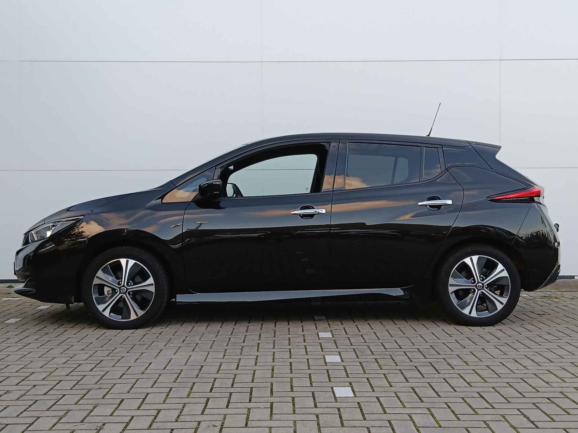 Nissan LEAF 40 kWh N-Connecta Automaat / Navigatie / Parkeersensoren V+A+Camera / Climate Control / Lichtmetalen Velgen / Lane Keeping Aid - 28/30