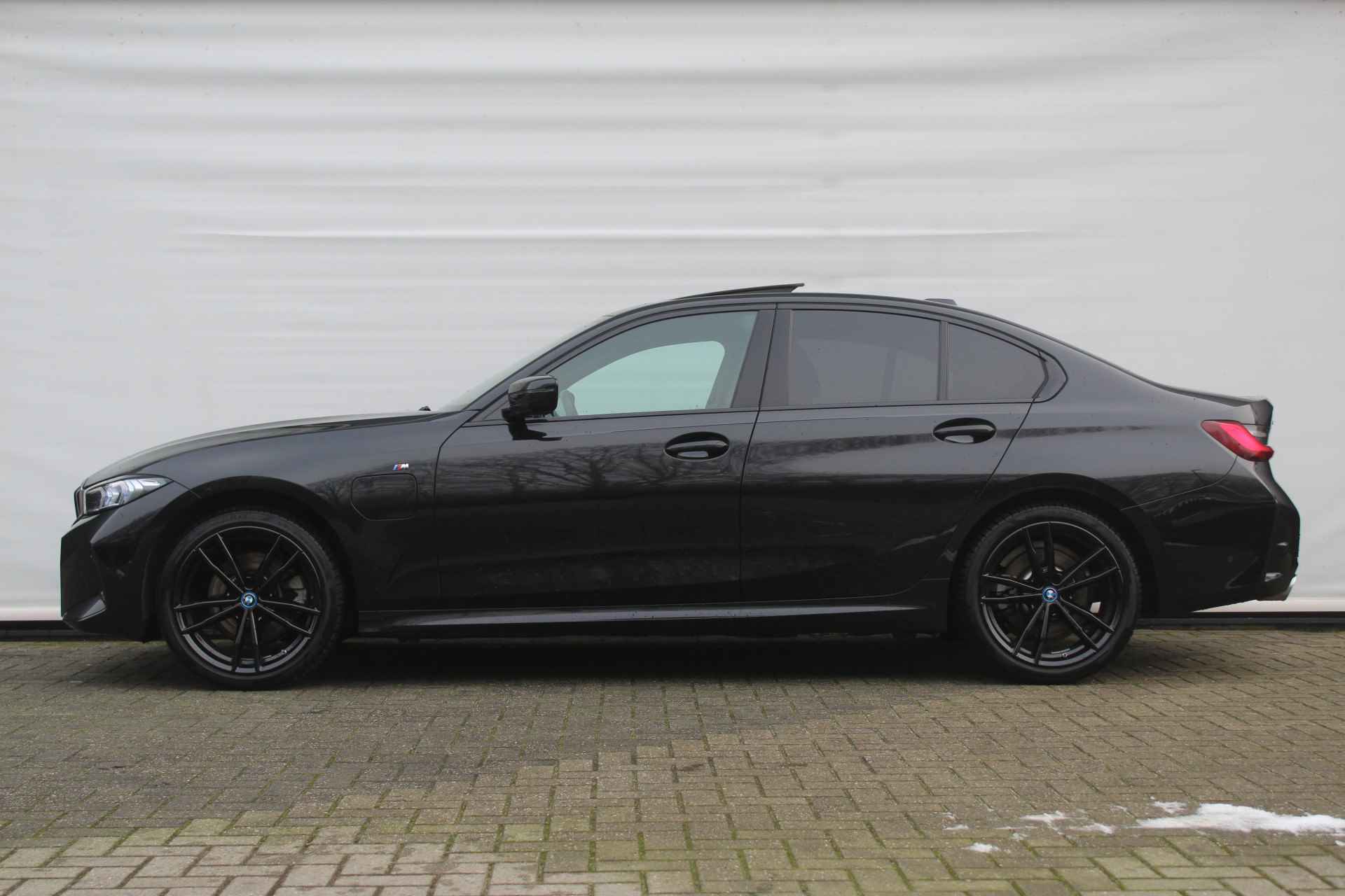 BMW 3-serie 330e xDrive High Executive M Sport Automaat / Schuif-kanteldak / Trekhaak / Comfort Access / Adaptieve LED / Active Cruise Control / Parking Assistant / Live Cockpit Professional - 3/32