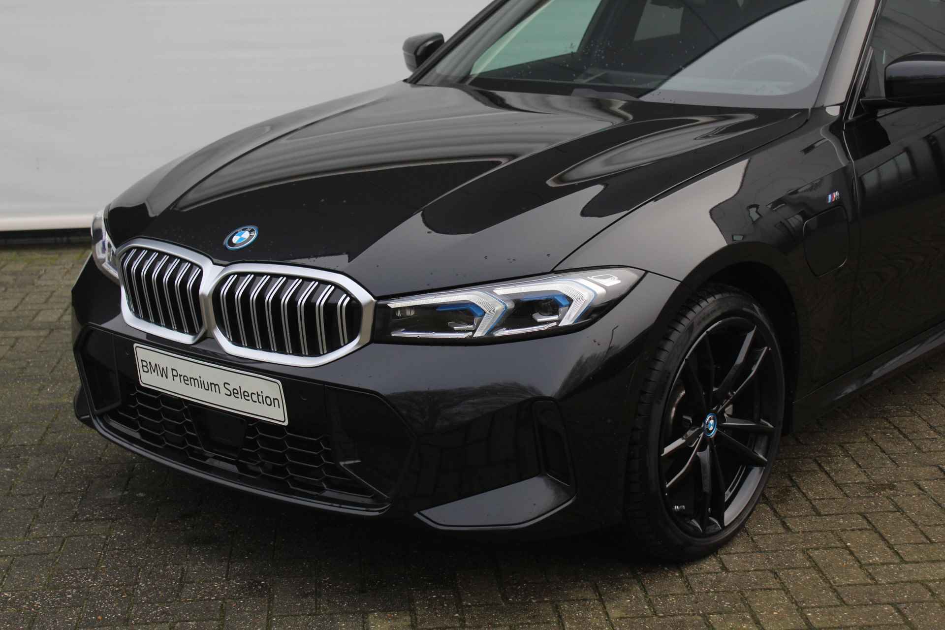 BMW 3-serie 330e xDrive High Executive M Sport Automaat / Schuif-kanteldak / Trekhaak / Comfort Access / Adaptieve LED / Active Cruise Control / Parking Assistant / Live Cockpit Professional - 19/32