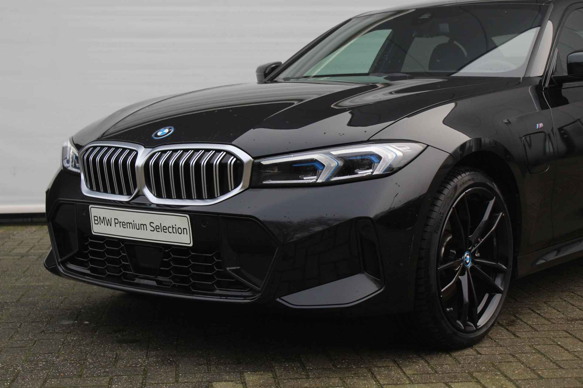 BMW 3-serie 330e xDrive High Executive M Sport Automaat / Schuif-kanteldak / Trekhaak / Comfort Access / Adaptieve LED / Active Cruise Control / Parking Assistant / Live Cockpit Professional - 24/32