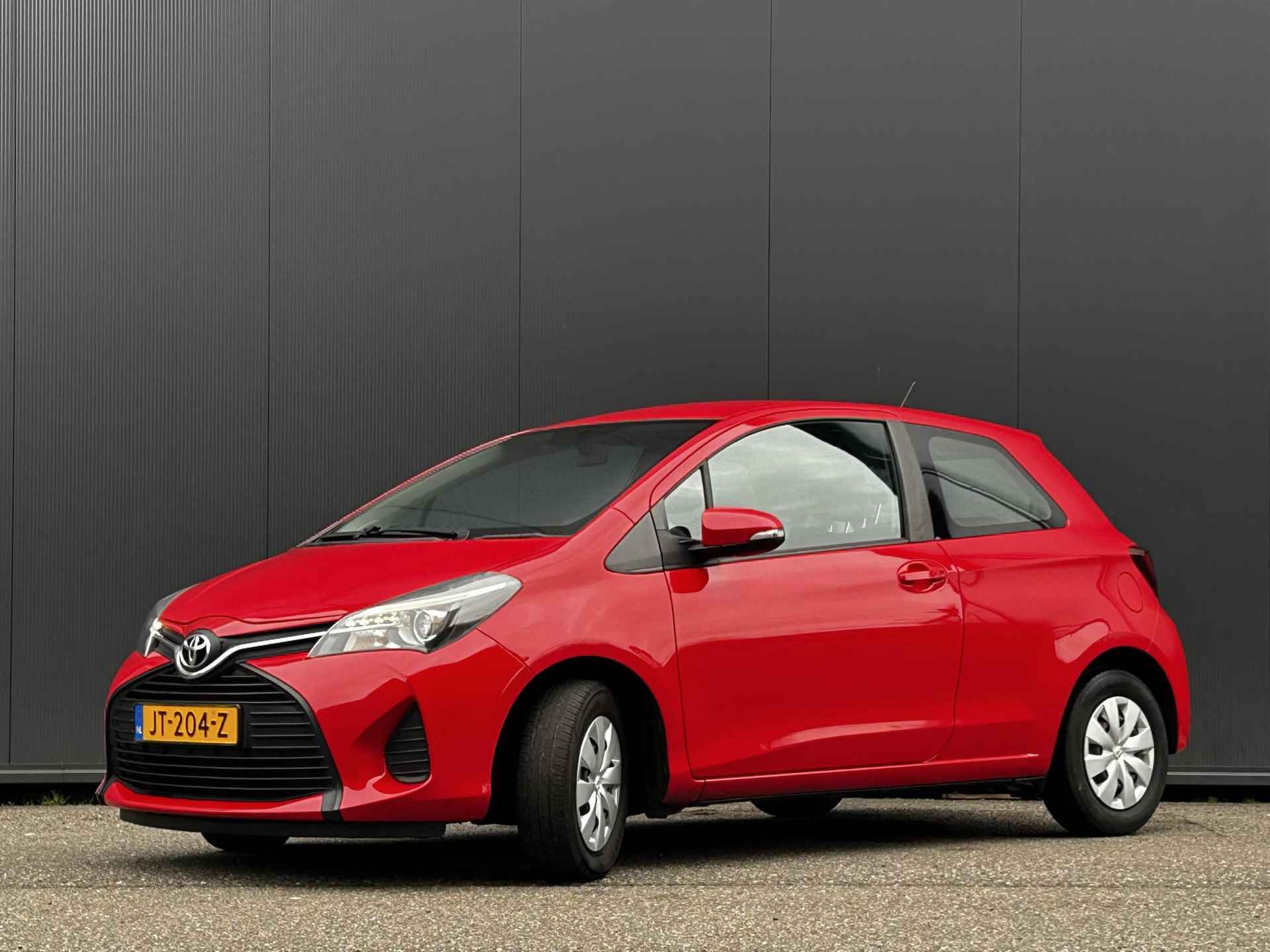 Toyota Yaris 1.0 VVT-i Now 1e  Eigenaar | Airco | Bovag garantie | NAP - 2/23