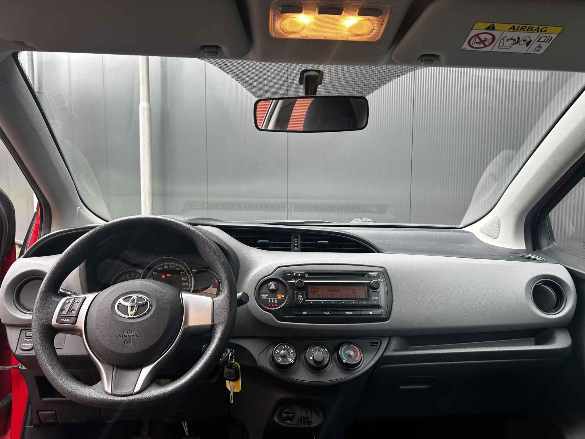 Toyota Yaris 1.0 VVT-i Now 1e  Eigenaar | Airco | Bovag garantie | NAP - 12/23