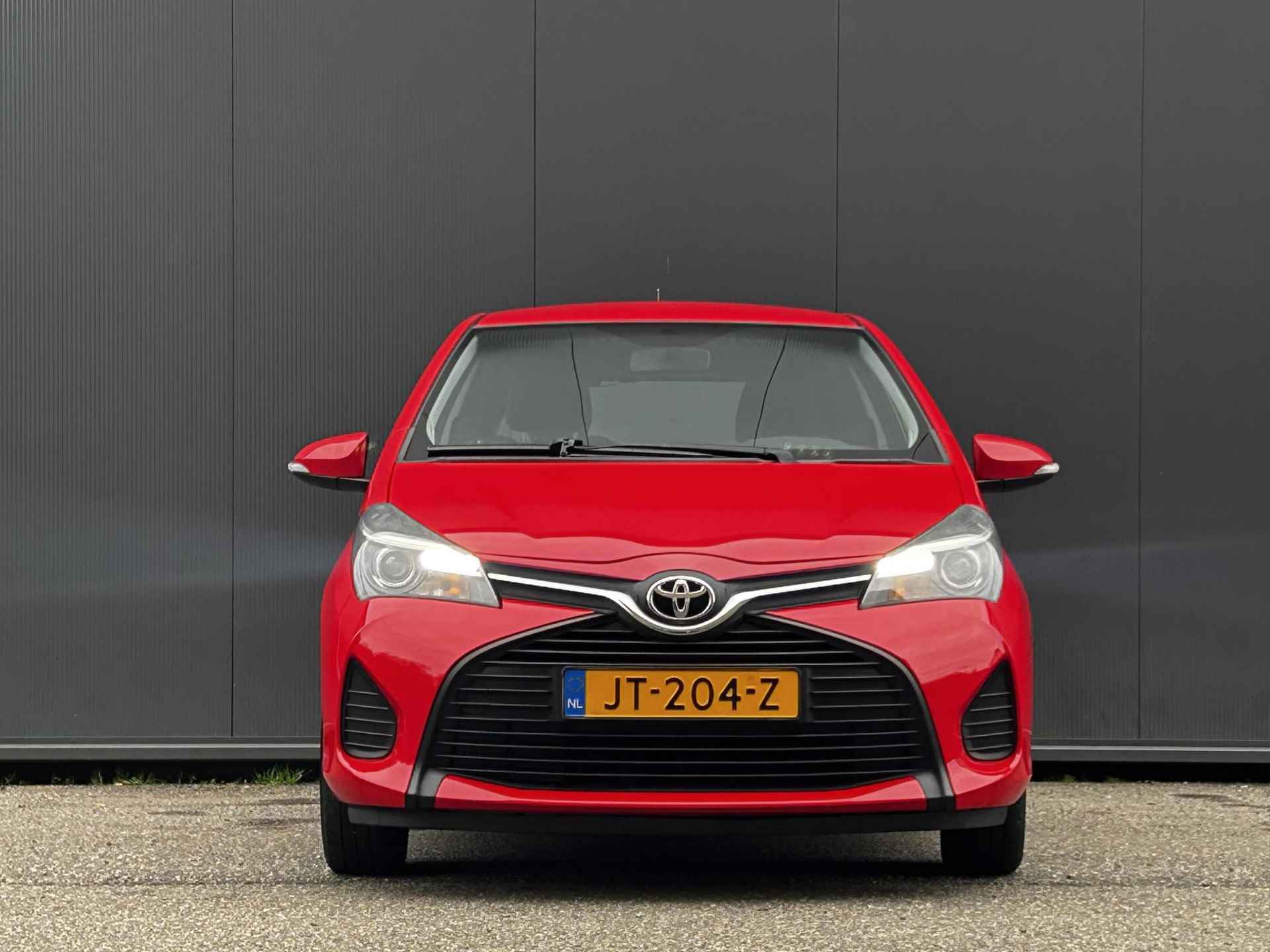 Toyota Yaris 1.0 VVT-i Now 1e  Eigenaar | Airco | Bovag garantie | NAP - 3/23