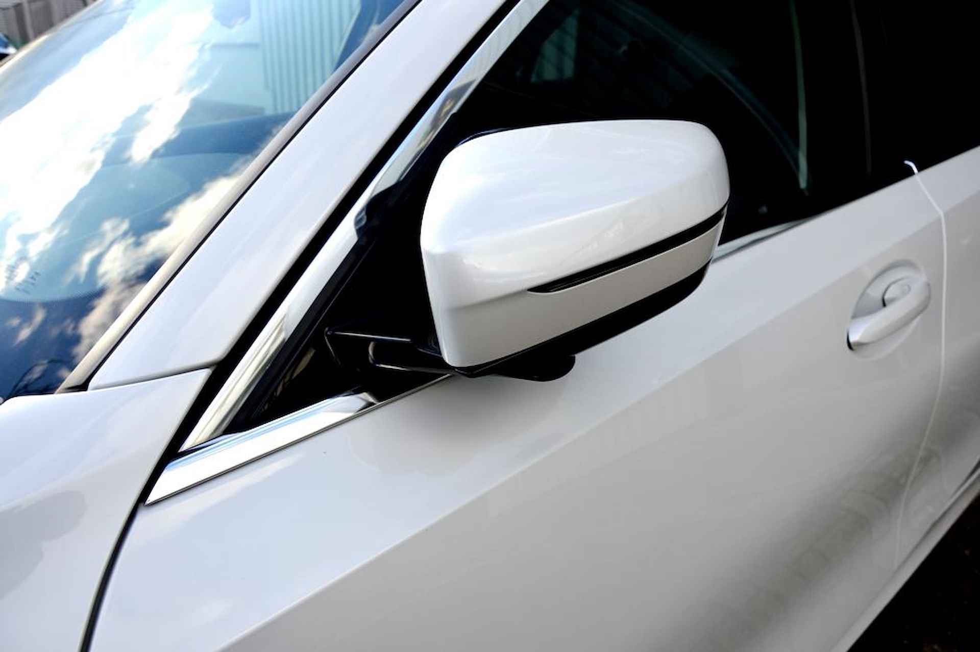 BMW 3-serie Touring 330i xDrive High Executive NAV/LEER/PANO - 25/46