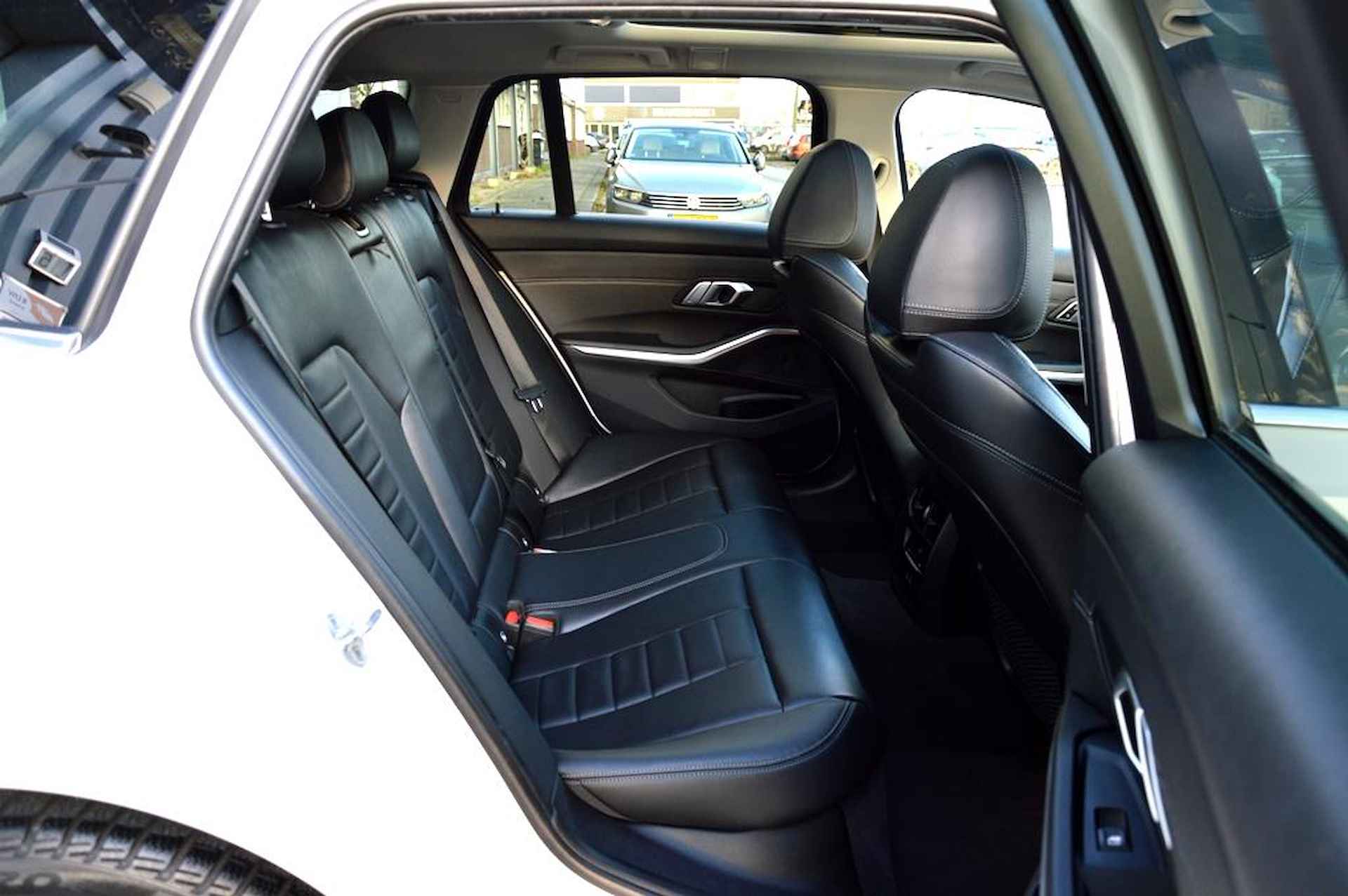 BMW 3-serie Touring 330i xDrive High Executive NAV/LEER/PANO - 32/46