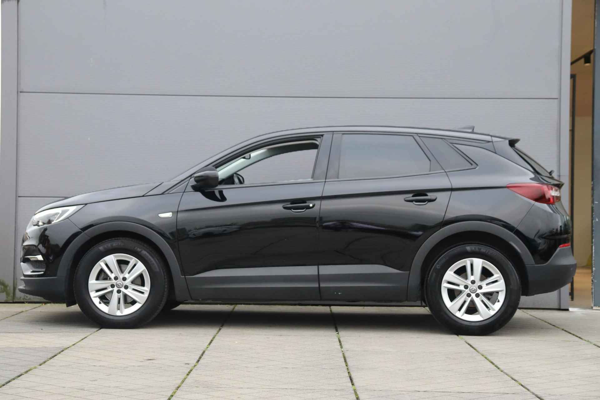 Opel Grandland X 1.2 Turbo Business Edition / Navigatie / Stoel-stuurverwarming / Climate / Camera - 2/47