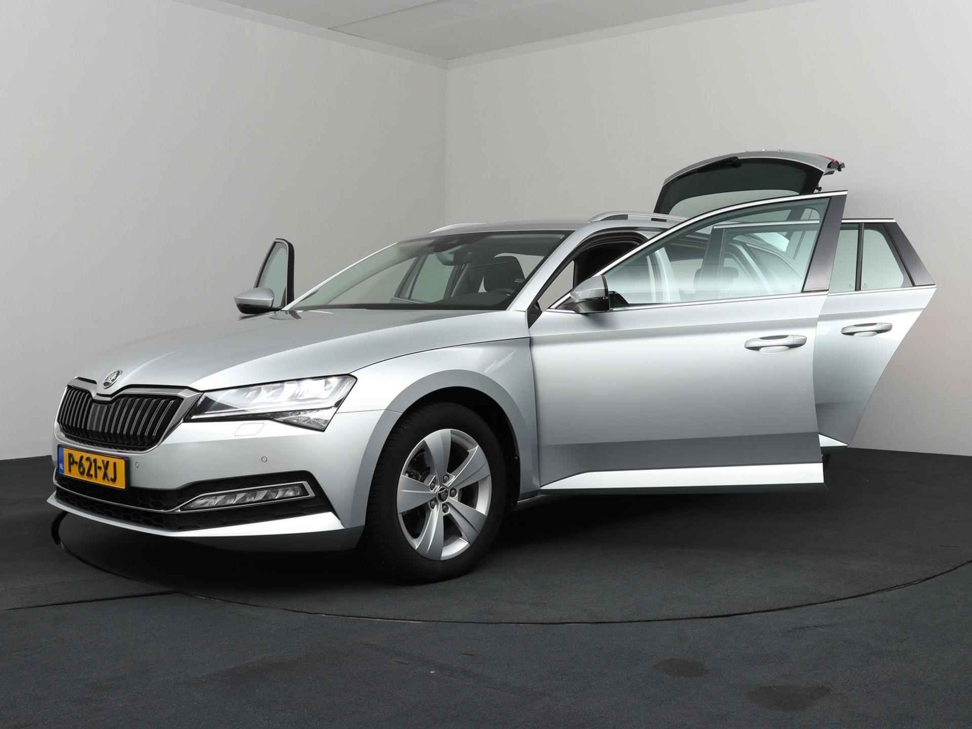 Skoda Superb Combi 1.5 TSI ACT Business Edition Plus Automaat | Navigatie | Camera | Trekhaak - 30/34