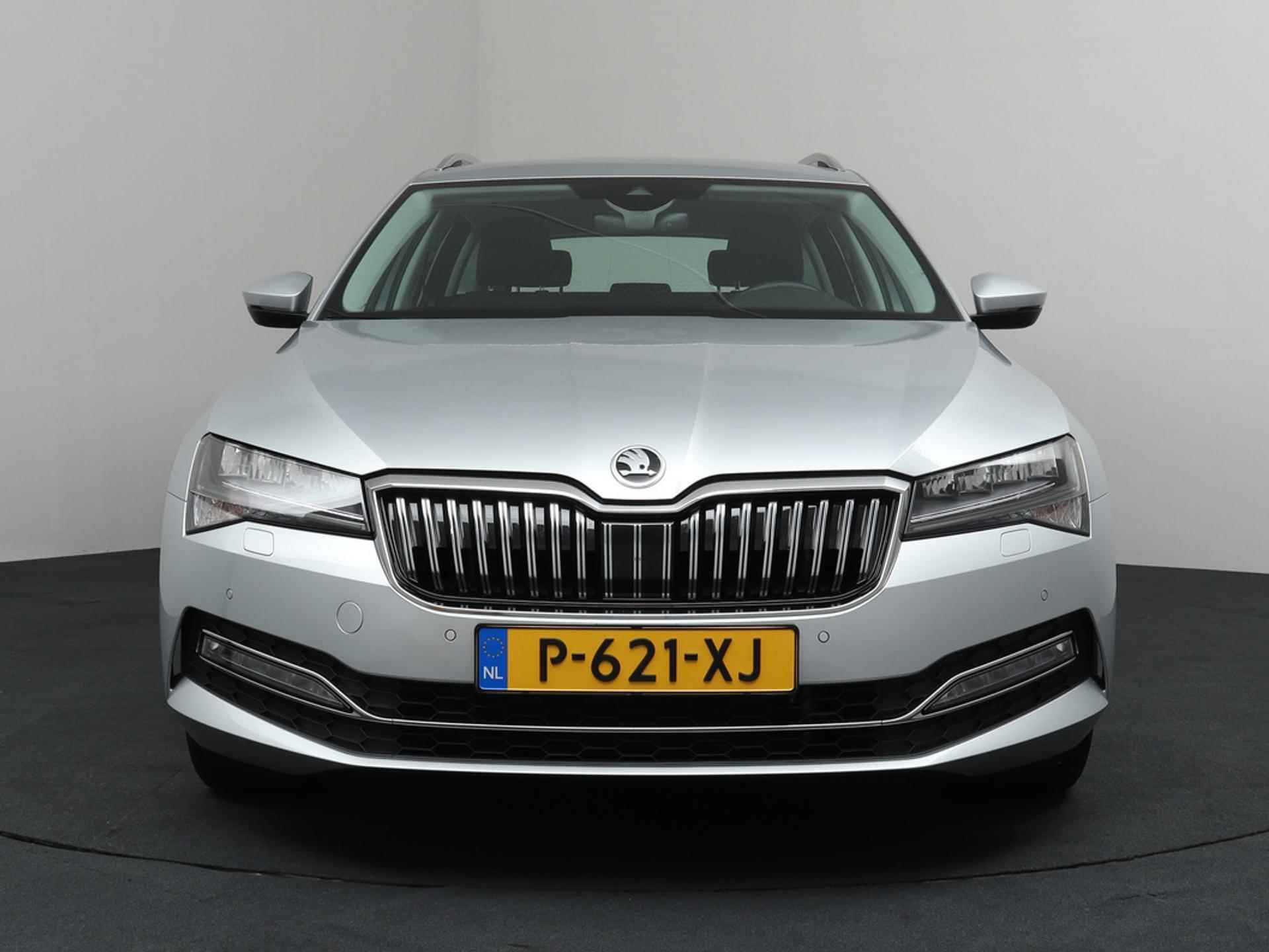 Skoda Superb Combi 1.5 TSI ACT Business Edition Plus Automaat | Navigatie | Camera | Trekhaak - 32/34