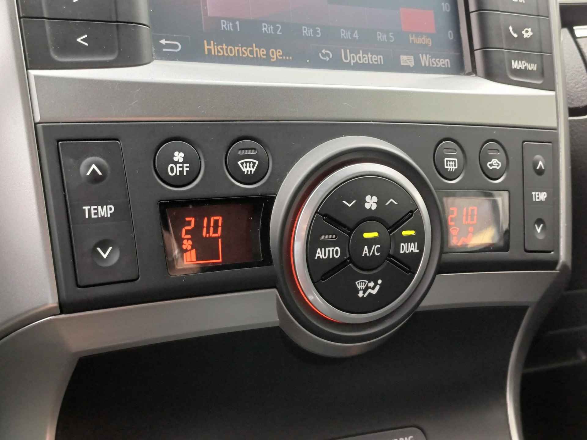Toyota Verso 1.8 VVT-i Business | Clima | Cruise | Navi | Camera | Trekhaak | Stoelverwarming - 28/32
