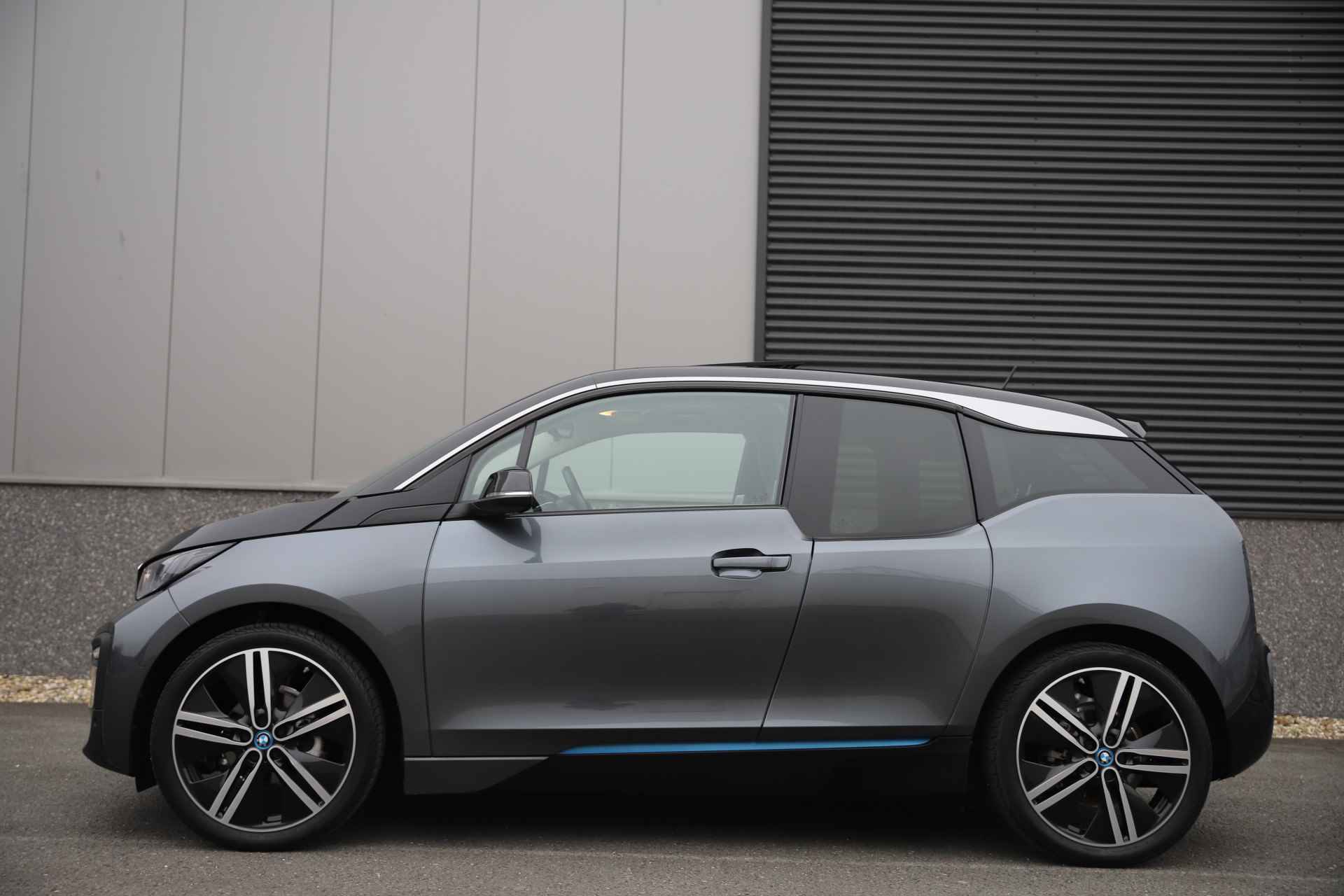 BMW i3 Executive 120Ah 42 kWh/ S-dak/*15.000km*/W-pomp/3-fase/20" - 29/38