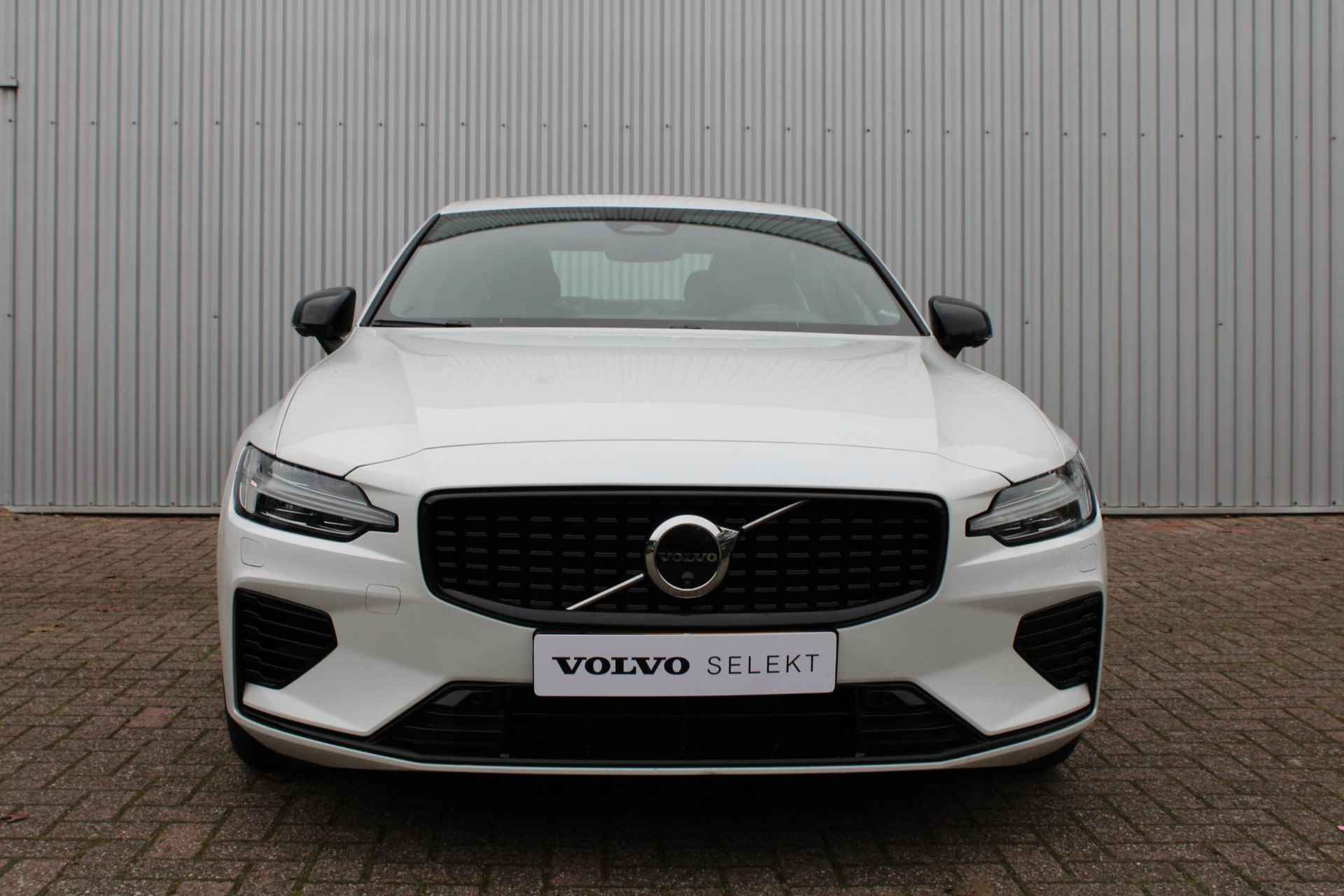 Volvo S60 T6 AUT8 350PK Ultimate Dark, Verwarmbare Voorstoelen, 360 Graden Camera, Bowers & Wilkins Audio, Verwarmbare Stuurwiel, Trekhaak, Verwarmbare Achterbank, Adaptieve Cruise Control, Dodehoekdetectie Met Correctie, Navigatiesysteem, Rijstrooksensor Met Correctie, Keyless Entry - 2/35