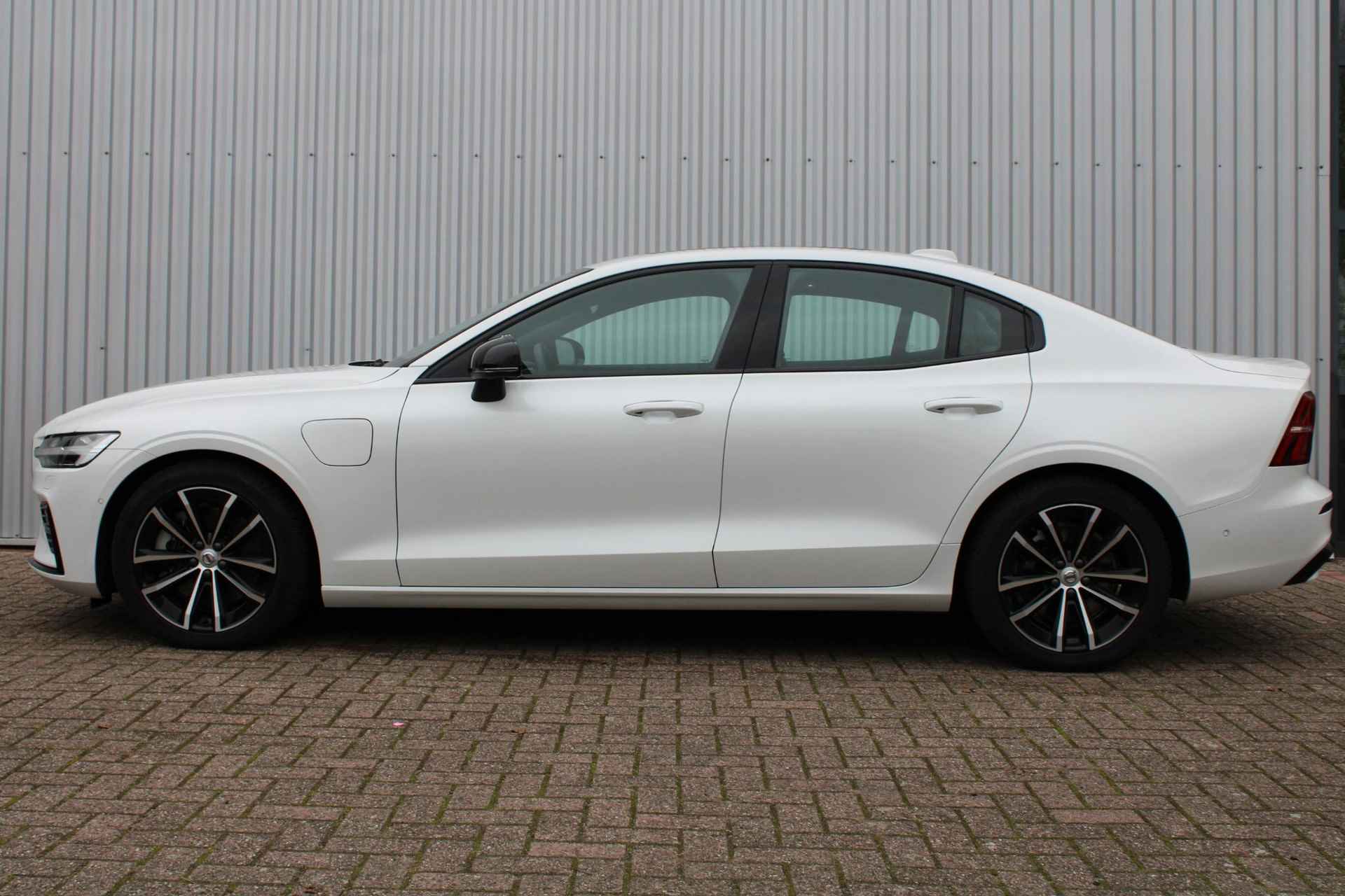 Volvo S60 T6 AUT8 350PK Ultimate Dark, Verwarmbare Voorstoelen, 360 Graden Camera, Bowers & Wilkins Audio, Verwarmbare Stuurwiel, Trekhaak, Verwarmbare Achterbank, Adaptieve Cruise Control, Dodehoekdetectie Met Correctie, Navigatiesysteem, Rijstrooksensor Met Correctie, Keyless Entry - 4/35