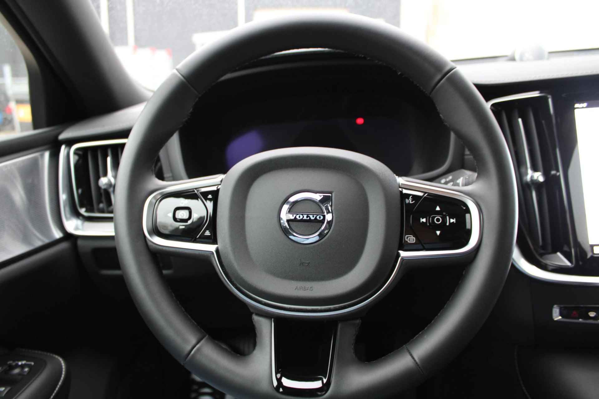 Volvo S60 T6 AUT8 350PK Ultimate Dark, Verwarmbare Voorstoelen, 360 Graden Camera, Bowers & Wilkins Audio, Verwarmbare Stuurwiel, Trekhaak, Verwarmbare Achterbank, Adaptieve Cruise Control, Dodehoekdetectie Met Correctie, Navigatiesysteem, Rijstrooksensor Met Correctie, Keyless Entry - 10/35