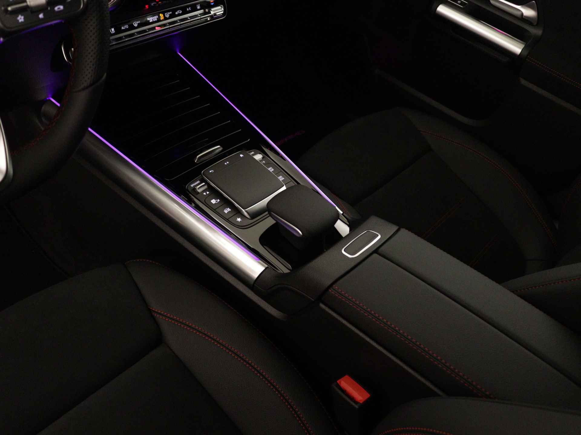 Mercedes-Benz EQA 250+ 71 kWh AMG | NIghtpakket | Memory | Dodehoekassistent | Sfeerverlichting | Augmented Reality | KEYLESS-GO comfort pakket | Parkeerpakket met 360°-camera | Stoelverwarming vooraan | - 11/38