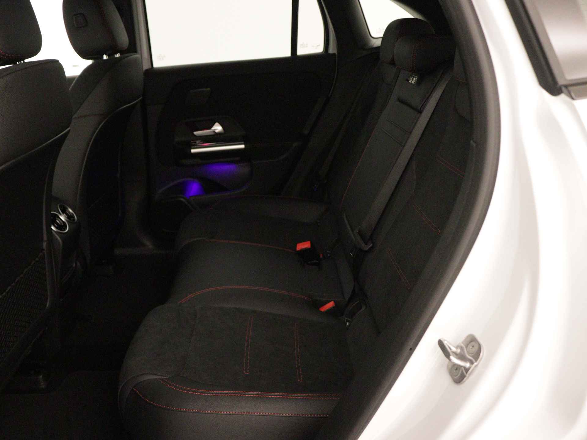 Mercedes-Benz EQA 250+ 71 kWh AMG | NIghtpakket | Memory | Dodehoekassistent | Sfeerverlichting | Augmented Reality | KEYLESS-GO comfort pakket | Parkeerpakket met 360°-camera | Stoelverwarming vooraan | - 17/38
