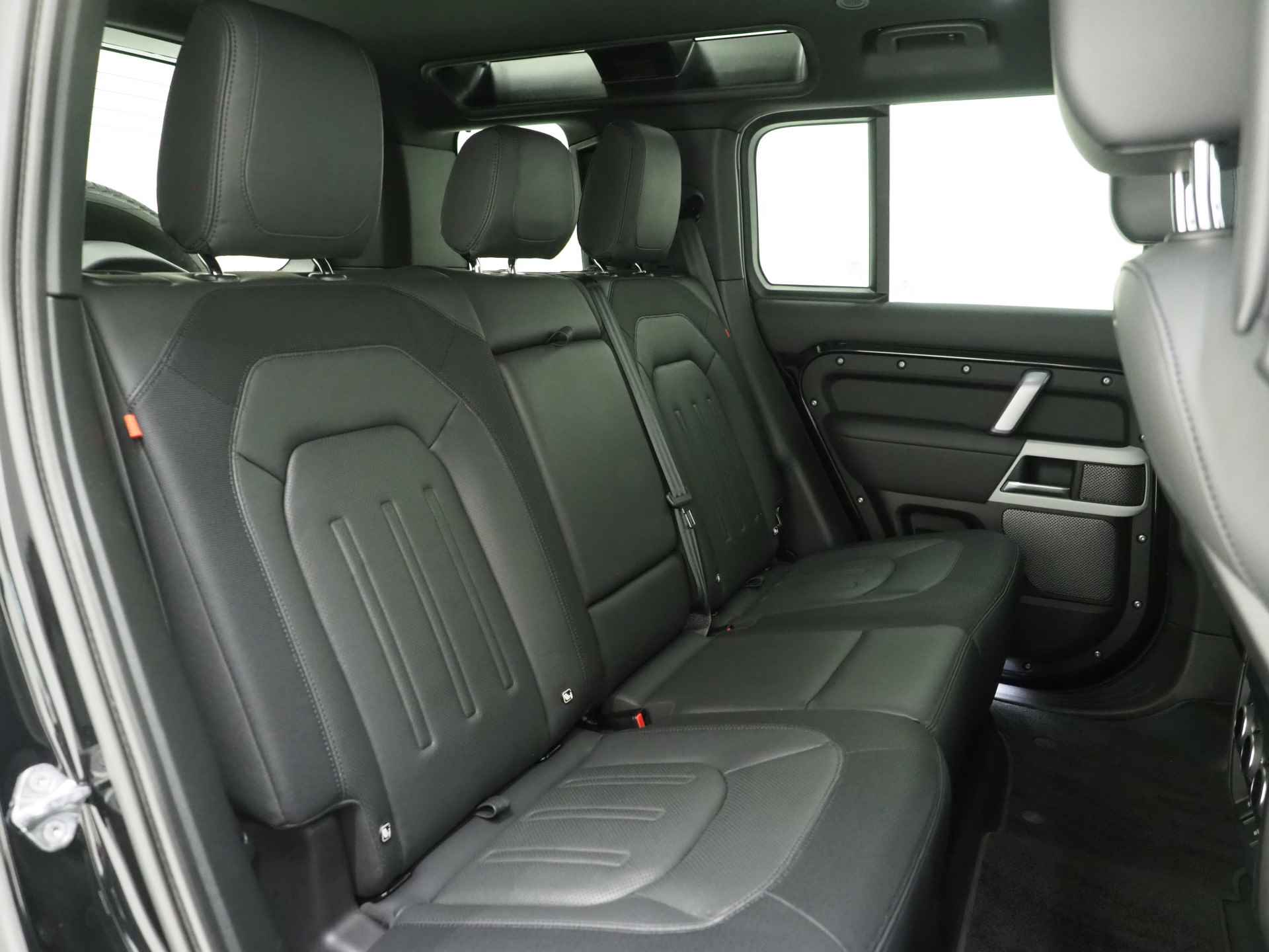 Land Rover Defender P400e 110 X-Dynamic SE | Elektrische trekhaak | Pano | Koel/verwarmbare stoelen | 4-zone Climate Control - 16/34