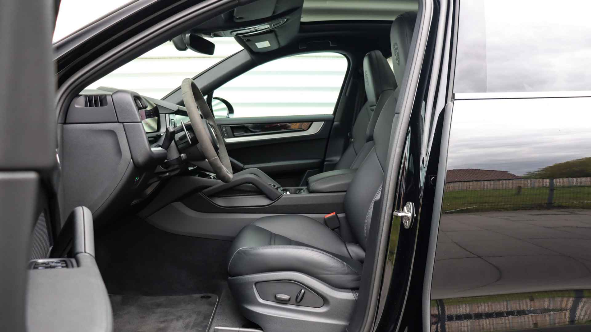 Porsche Cayenne Coupé 3.0 E-Hybrid Facelift | SportDesign | Rear Seat Entertainment | BOSE Sound | Trekhaak | Panoramadak | 10,9'' Bijrijdersdisplay - 28/34