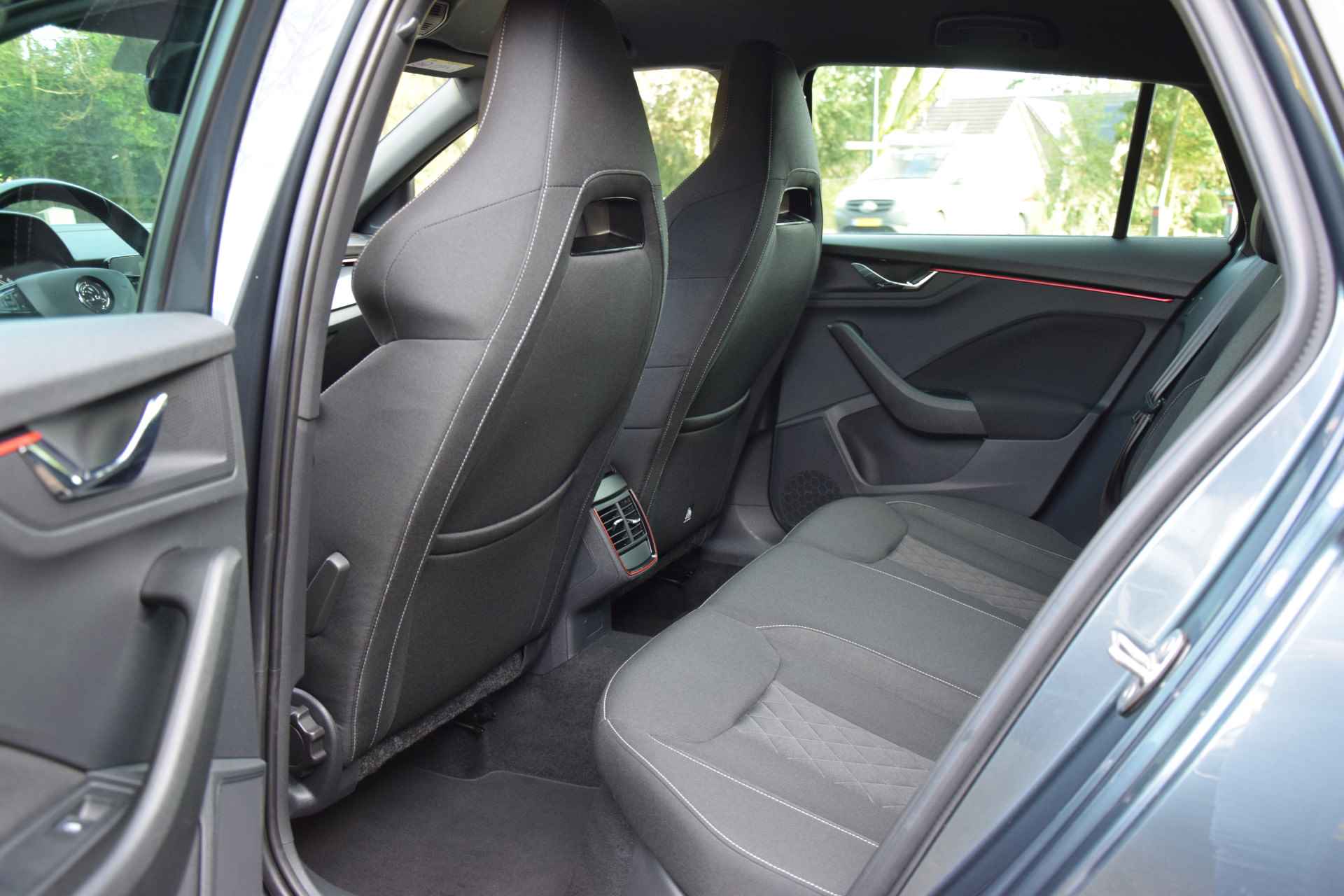 Škoda Scala 1.5 TSI 150PK DSG Automaat Sport Business | NL-Auto | BOVAG Garantie | Sunset glas achter | Parkeercamera | DAB | Keyless Start | Apple Carplay/Android Auto | - 7/40