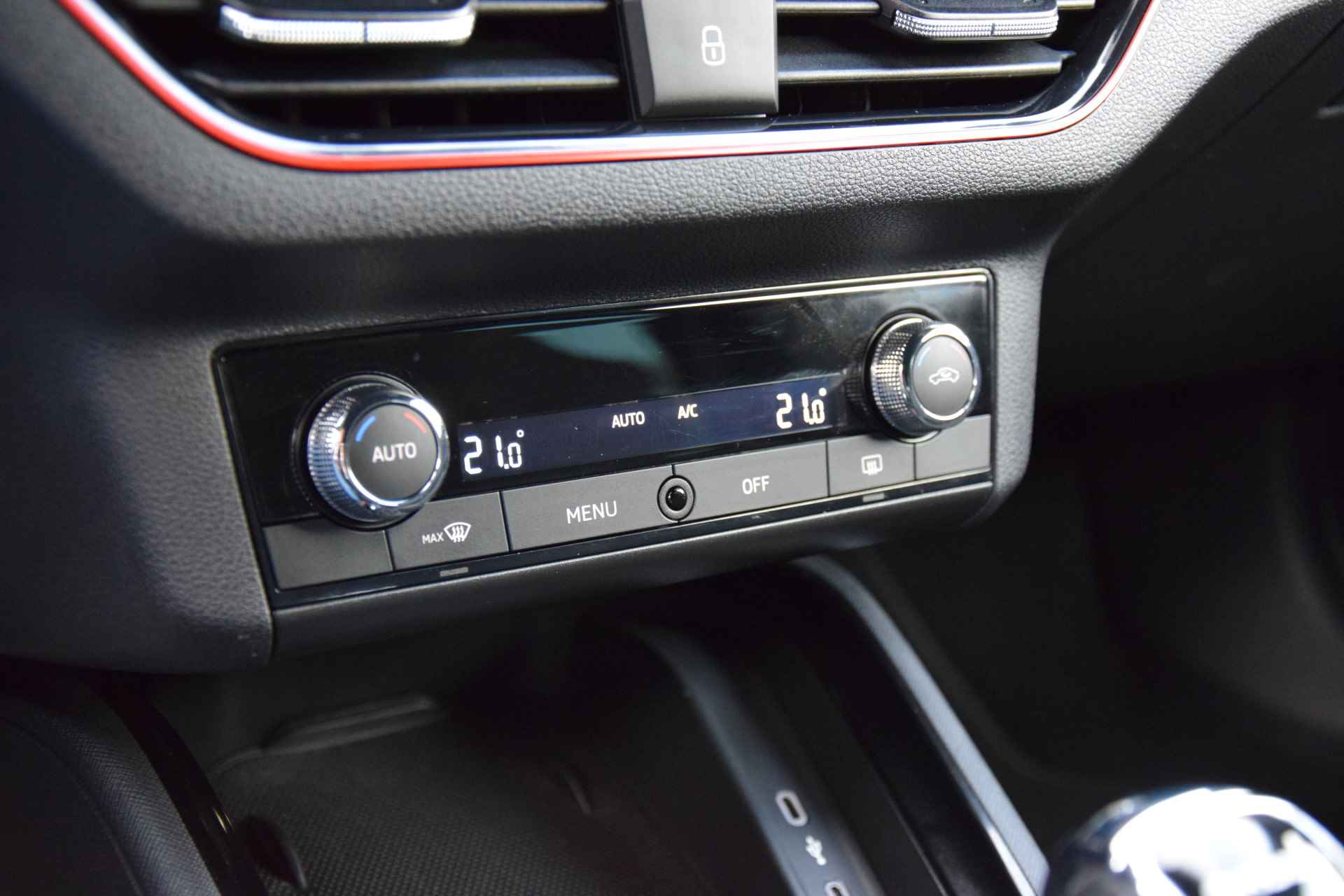 Škoda Scala 1.5 TSI 150PK DSG Automaat Sport Business | NL-Auto | BOVAG Garantie | Sunset glas achter | Parkeercamera | DAB | Keyless Start | Apple Carplay/Android Auto | - 19/40