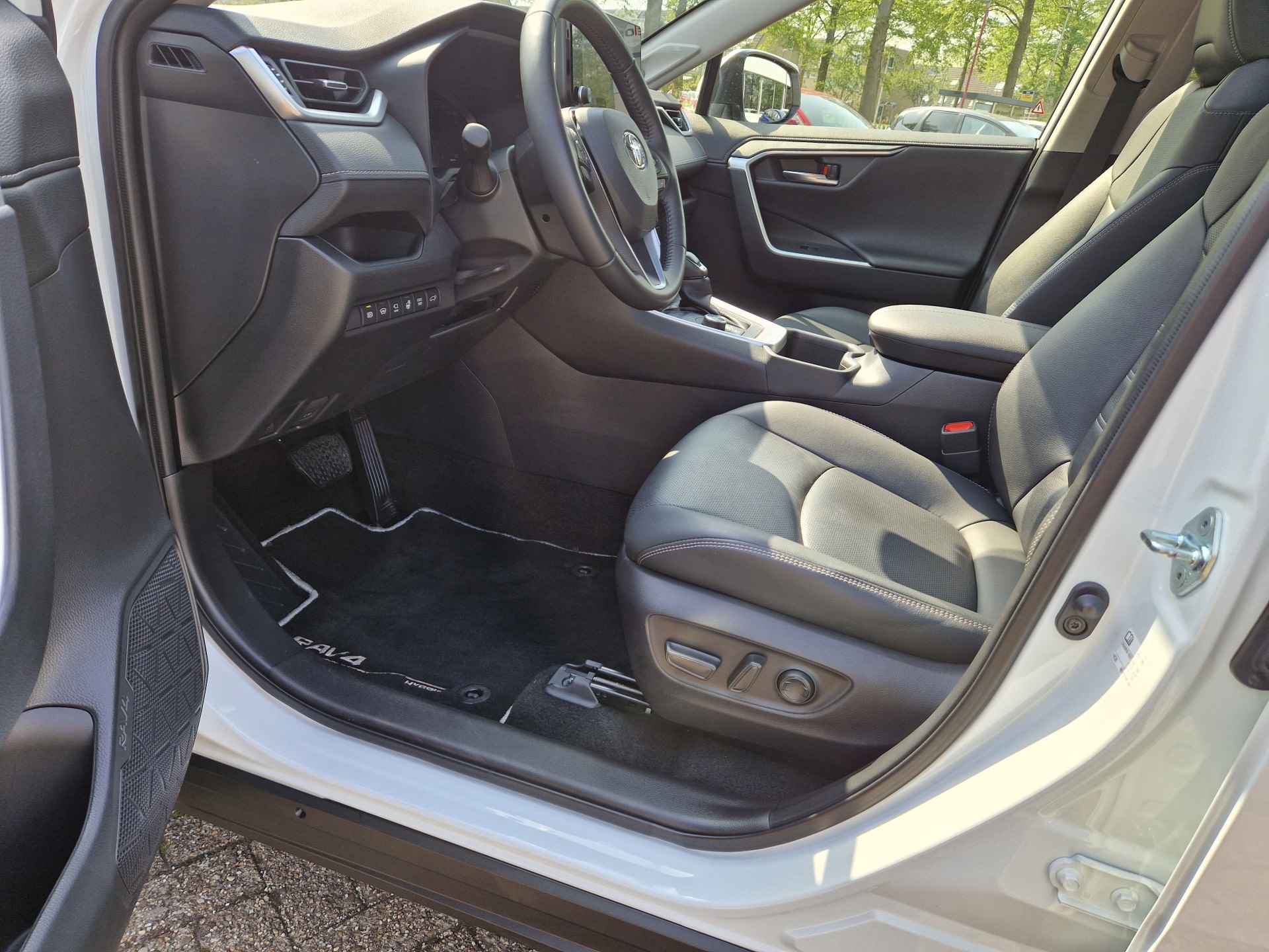 Toyota RAV4 2.5 Hybrid AWD Executive Premium Panoramadak JBL audio, Stoel verwarmd + koeling, Dodehoekdetectie, Elek.stoelen + Geheugen , All-in Rijklaarprijs - 4/35