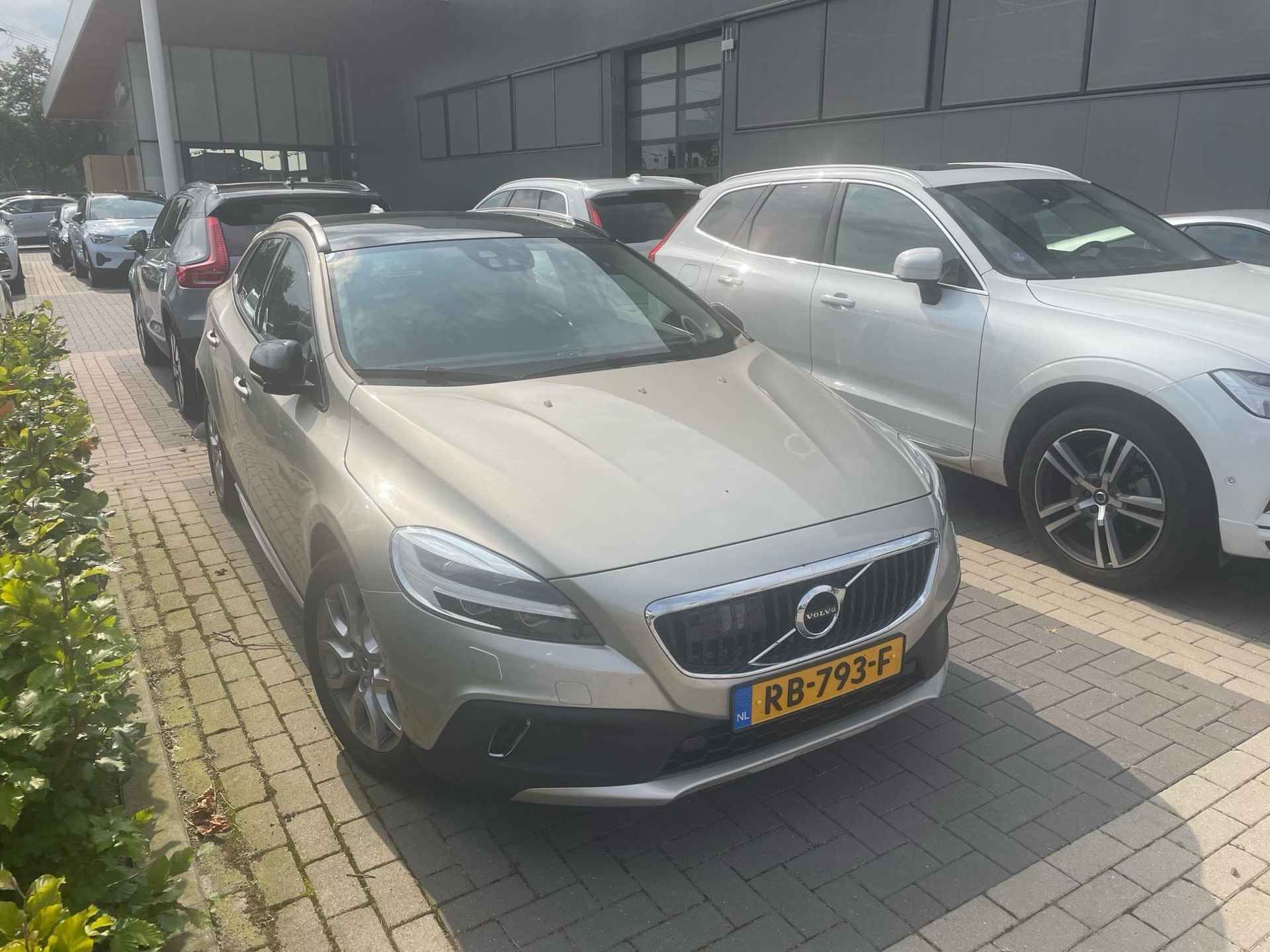 Volvo V40 Cross Country T3 152PK AUT6 Nordic+, Standkachel, Elektrische voorstoelen met geheugen, Panoramisch dak, Automatisch inparkeren, Verwarmbare voorstoelen, Park Assist voor + achter, Parkeercamera, Dodehoeksensoren, Volvo OnCall, Keyless Entry, 17 '' Lichtmetalen wielen - 7/11