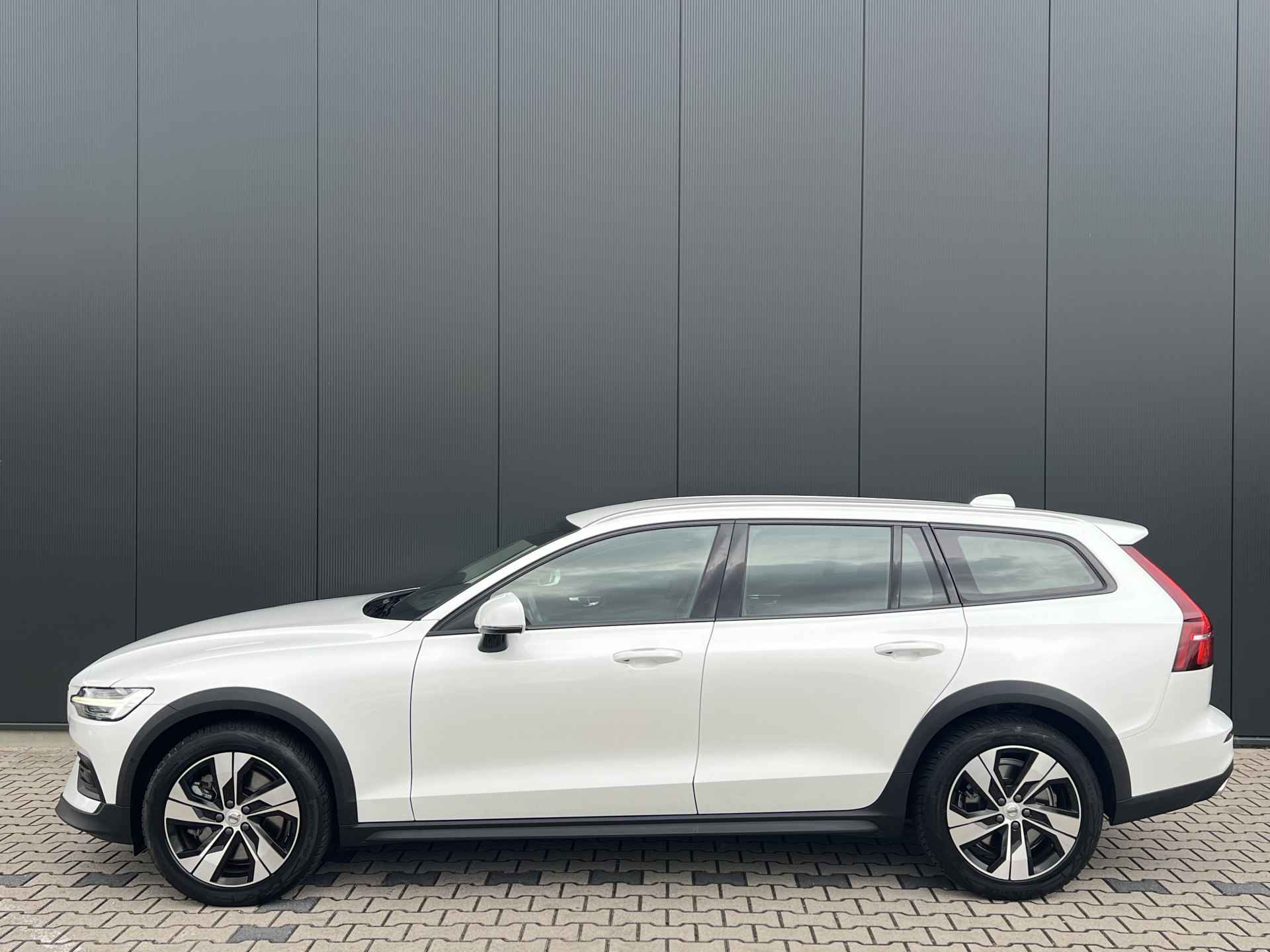 Volvo V60 Cross Country T5 AWD Pro | Trekhaak | BLIS | Camera | Standkachel | Keyless Entry - 4/42