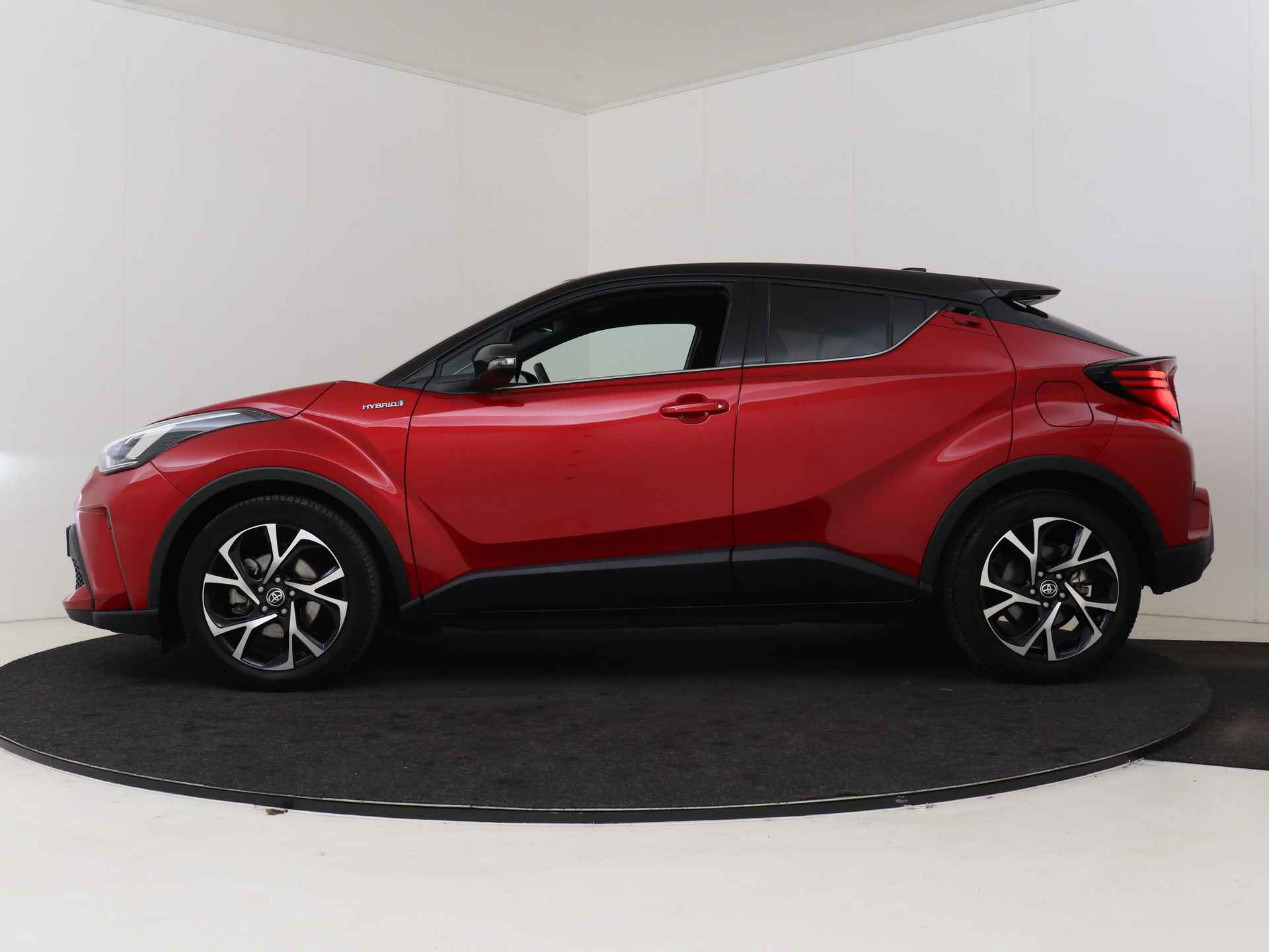 Toyota C-HR 1.8 Hybrid First Edition I Navigatie I Climate Control I Cruise Control I Camera I USB I LM Velgen I 1e Eigenaar I Dealer Onderhouden I Stoelverwarming Voor I Trekhaak Afneembaar I - 4/51