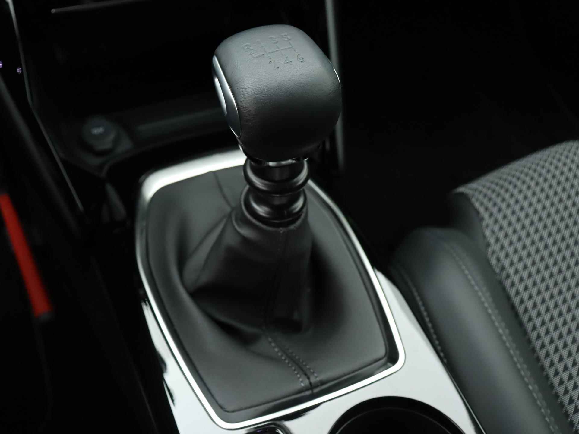 Peugeot 2008 GT 130pk | Navigatie | Camera | Sportstoelen | Dodehoek Detectie | Lichtmetalen Velgen 17" - 23/40