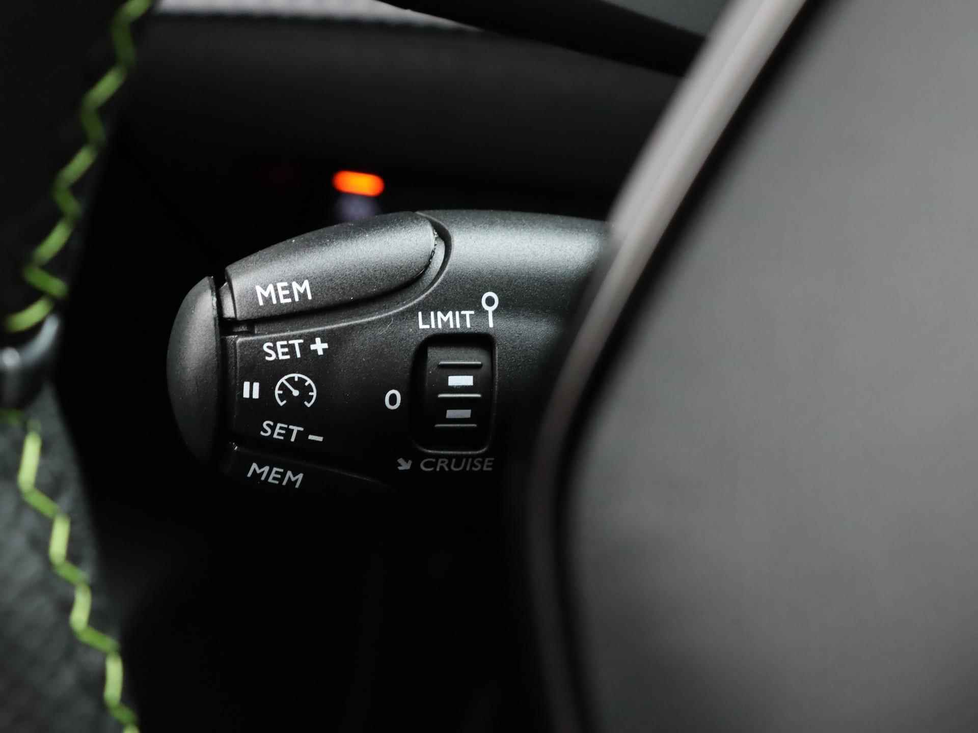 Peugeot 2008 GT 130pk | Navigatie | Camera | Sportstoelen | Dodehoek Detectie | Lichtmetalen Velgen 17" - 34/40