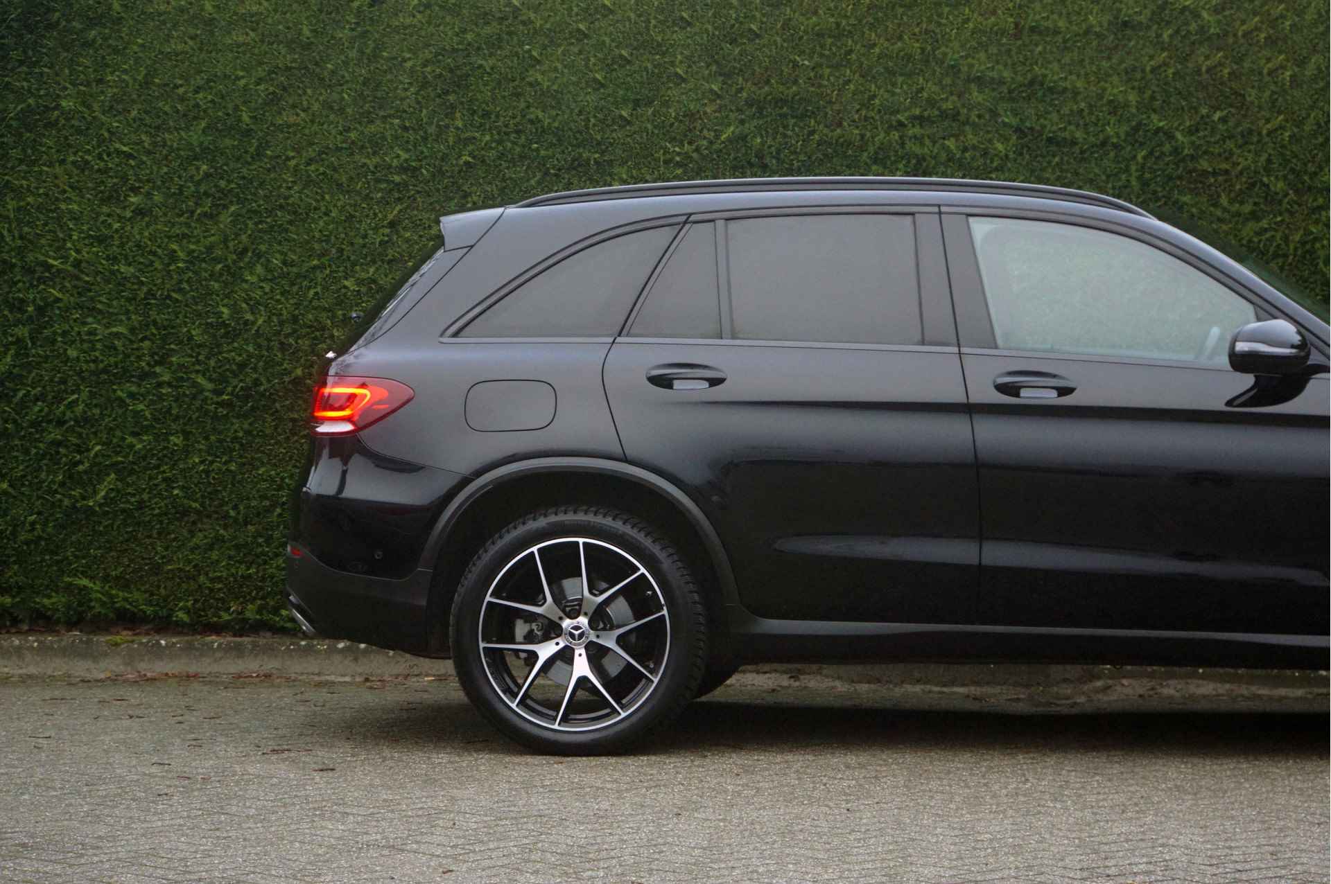 Mercedes-Benz GLC GLC 300 e AMG line Night | Trekhaak Panorama Carplay - 33/38