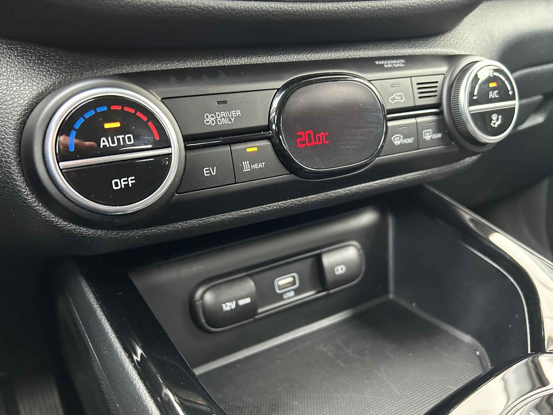 Kia e-Soul DynamicPlusLine 64 kWh Automaat | € 2.000 SEPP | Trekhaak | Camera | Navi | 17” Velgen | Stuur-/Stoelverwarming | Clima | Apple CarPlay/Android Auto | Key-Less | PDC | Cruise | LED | - 13/31